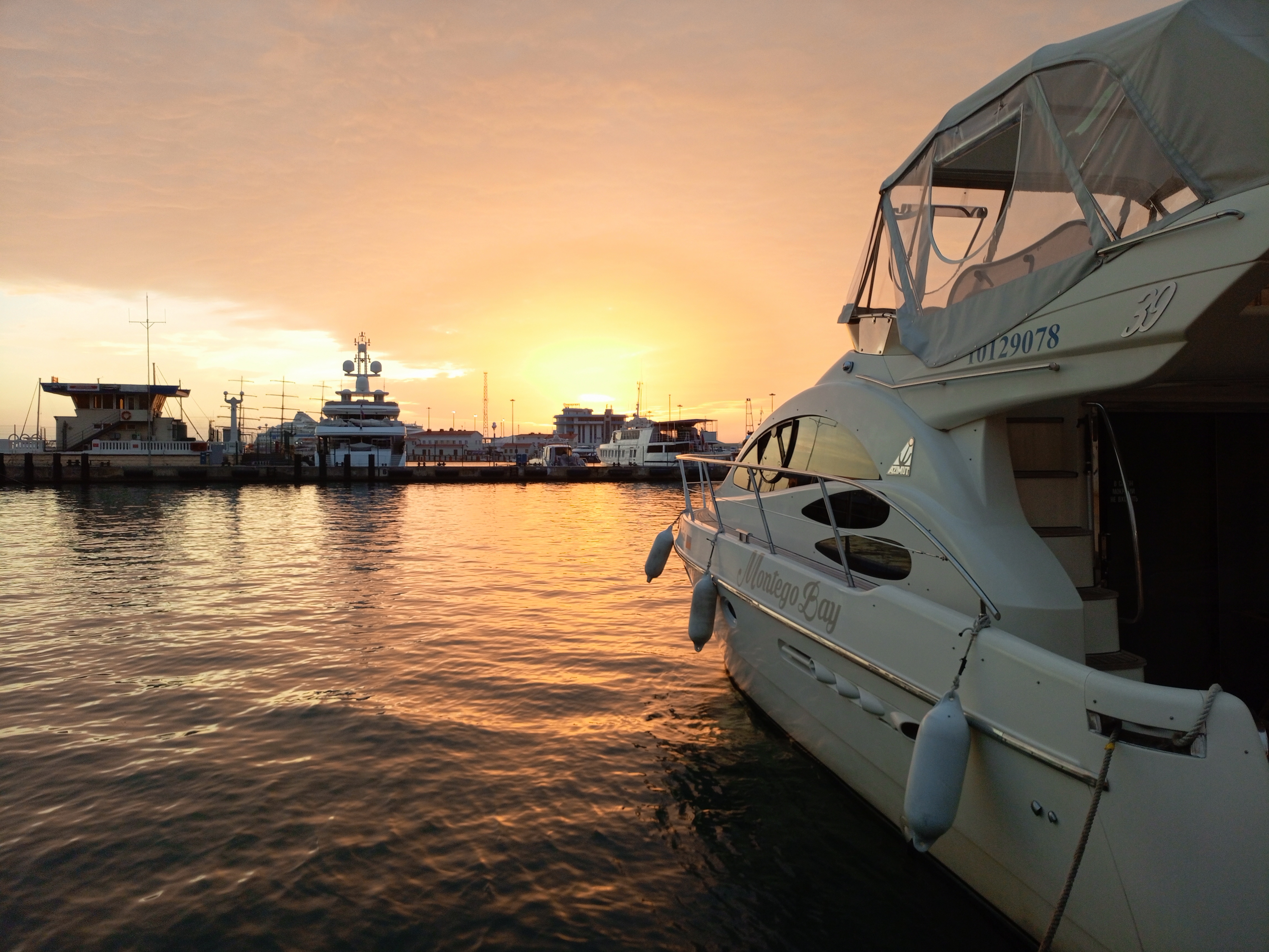 Погрузитесь в роскошь с арендой двухпалубной яхты в Сочи (43/97)