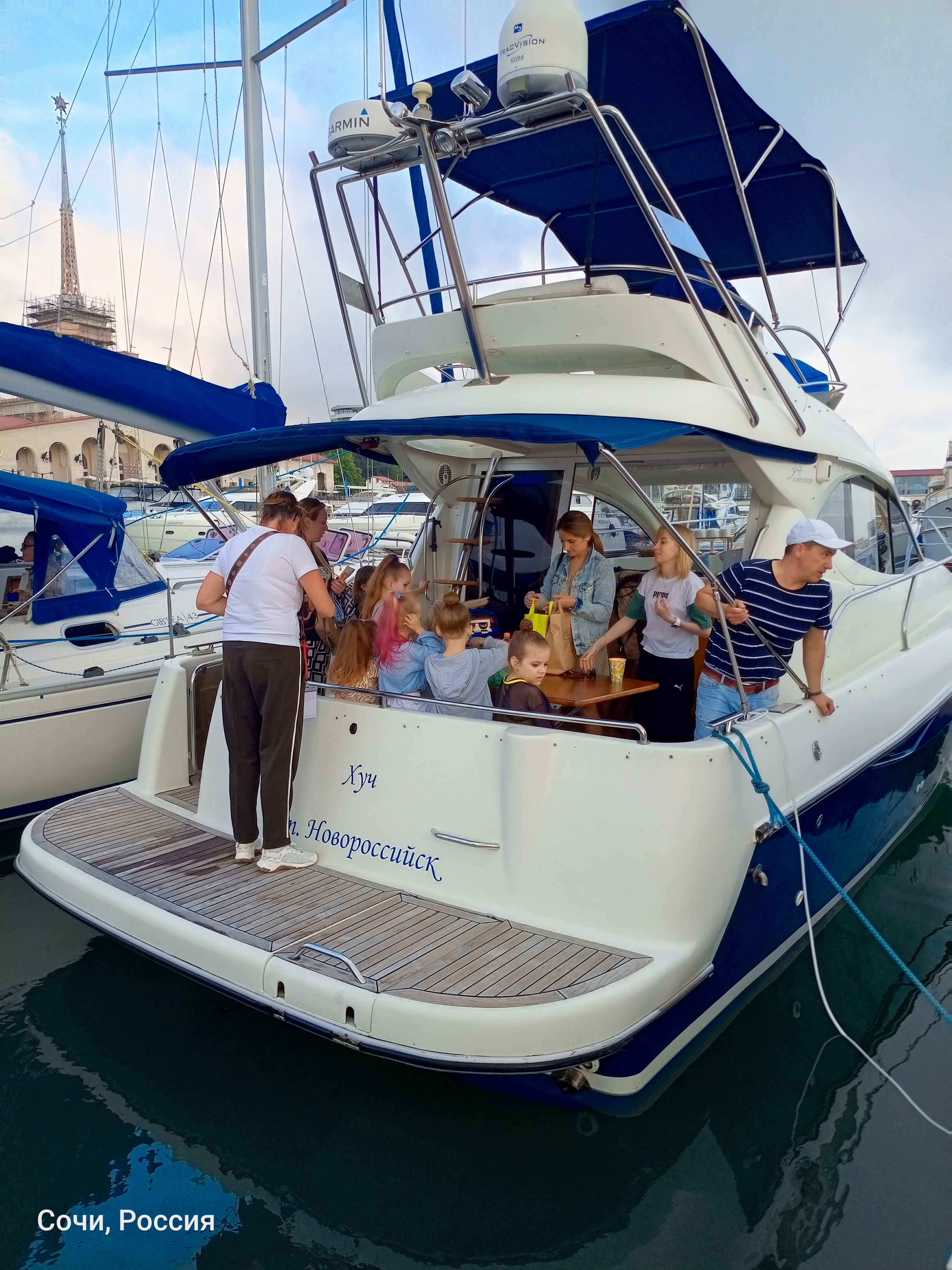 Погрузитесь в роскошь с арендой двухпалубной яхты в Сочи (55/97)