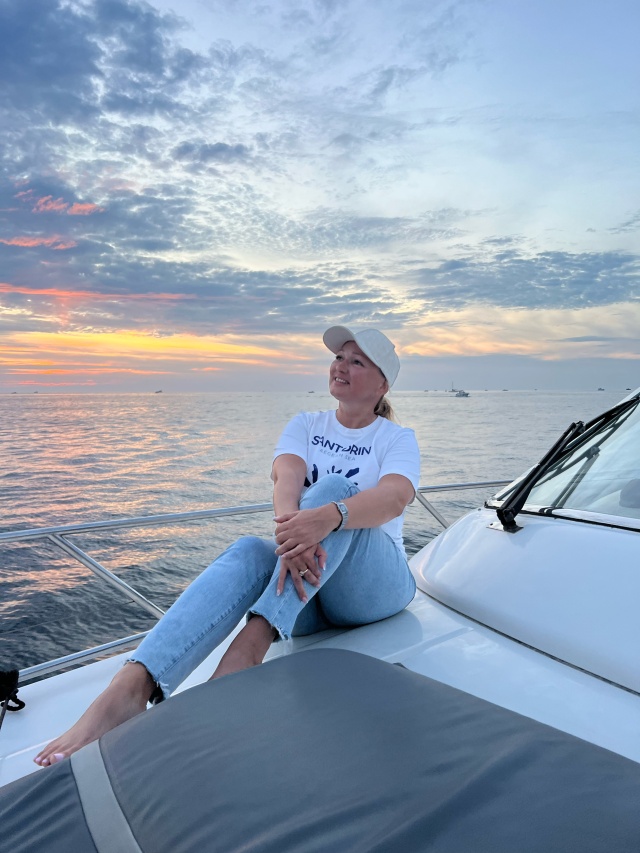 Погрузитесь в роскошь с арендой двухпалубной яхты в Сочи (71/97)