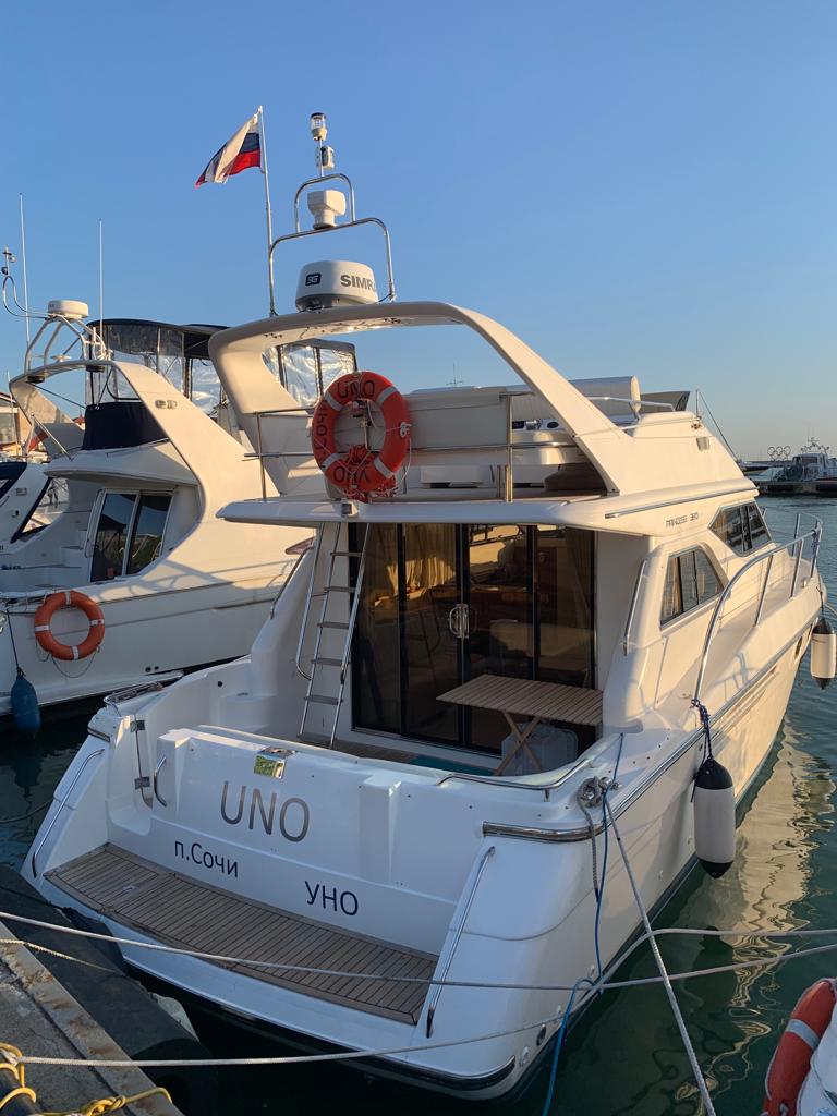 Погрузитесь в роскошь с арендой двухпалубной яхты в Сочи