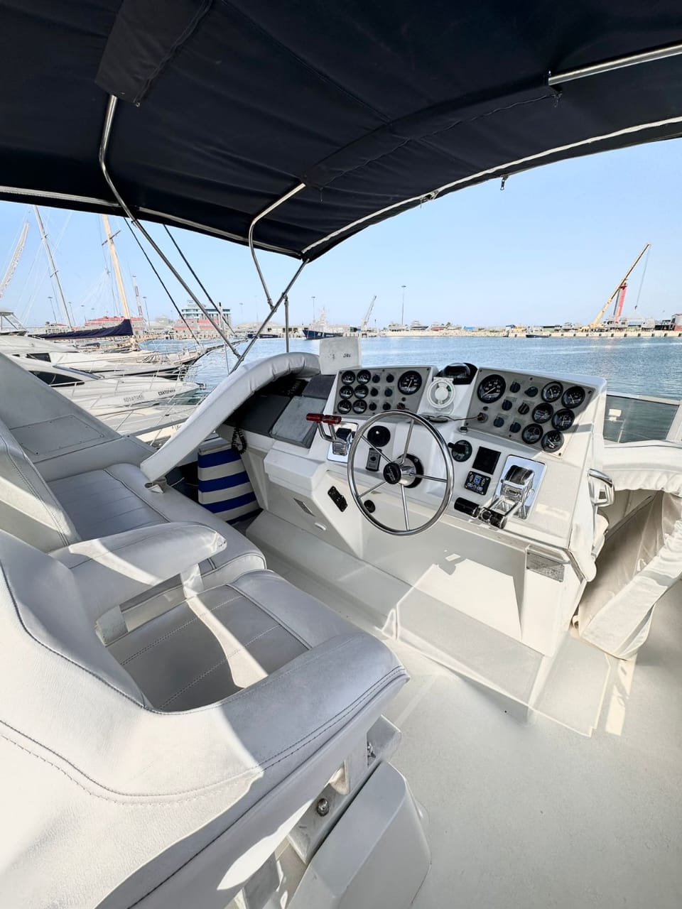 Погрузитесь в роскошь с арендой двухпалубной яхты в Сочи (12/97)