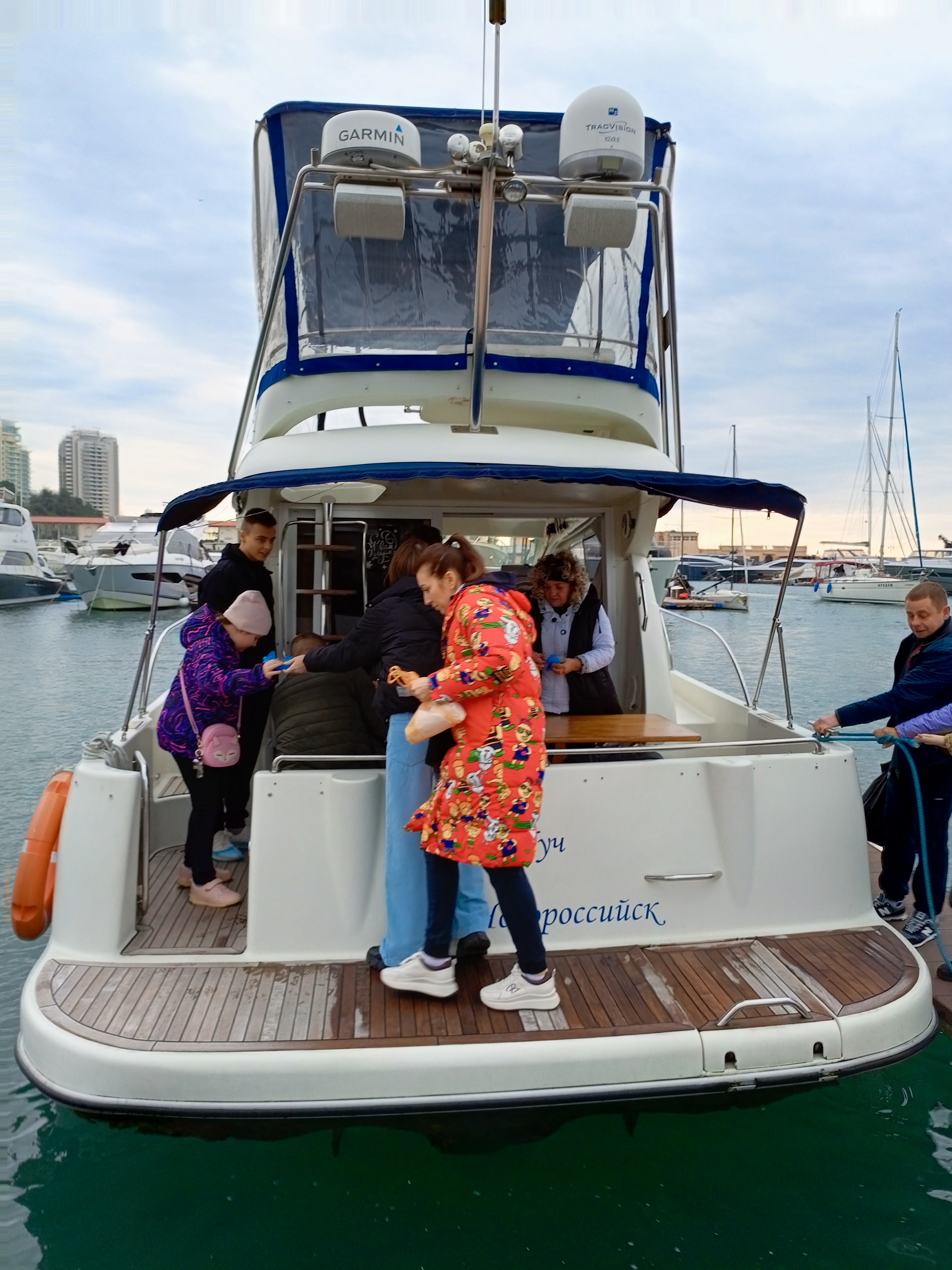 Погрузитесь в роскошь с арендой двухпалубной яхты в Сочи (45/97)