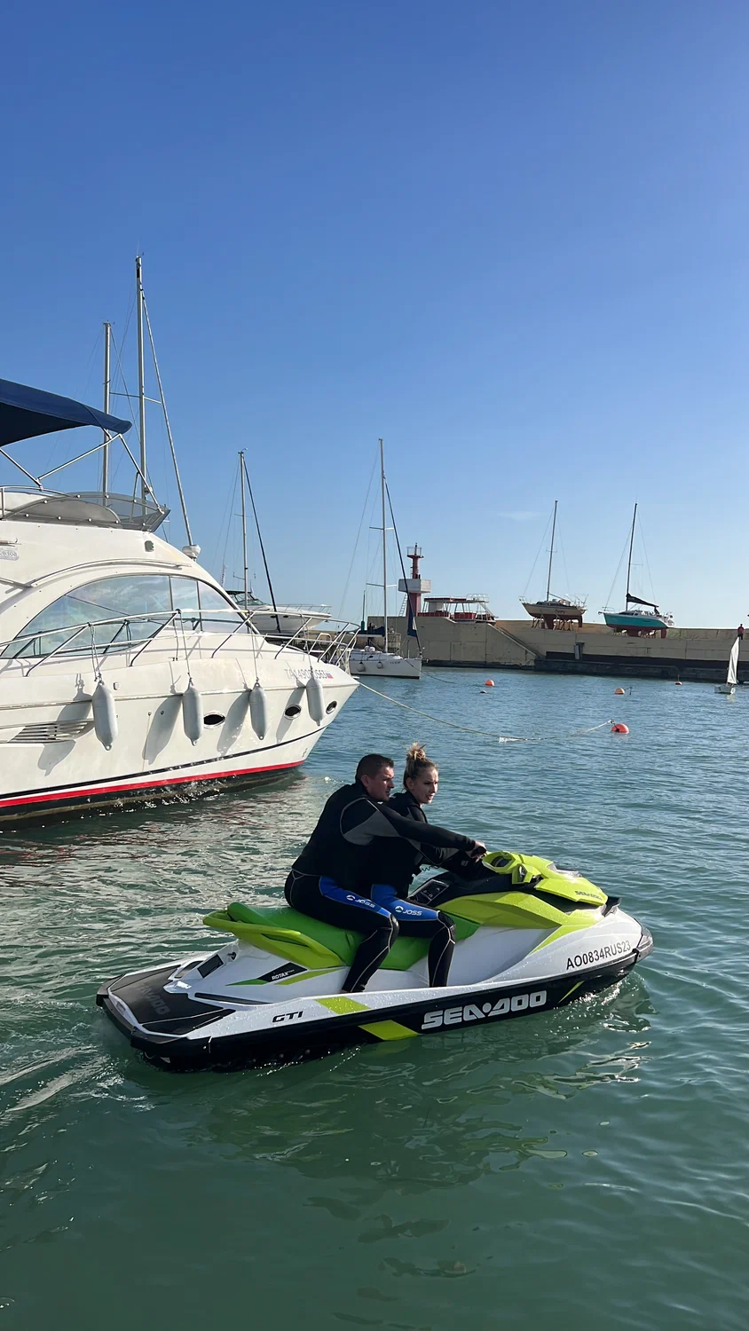 Погрузитесь в роскошь с арендой двухпалубной яхты в Сочи (66/97)