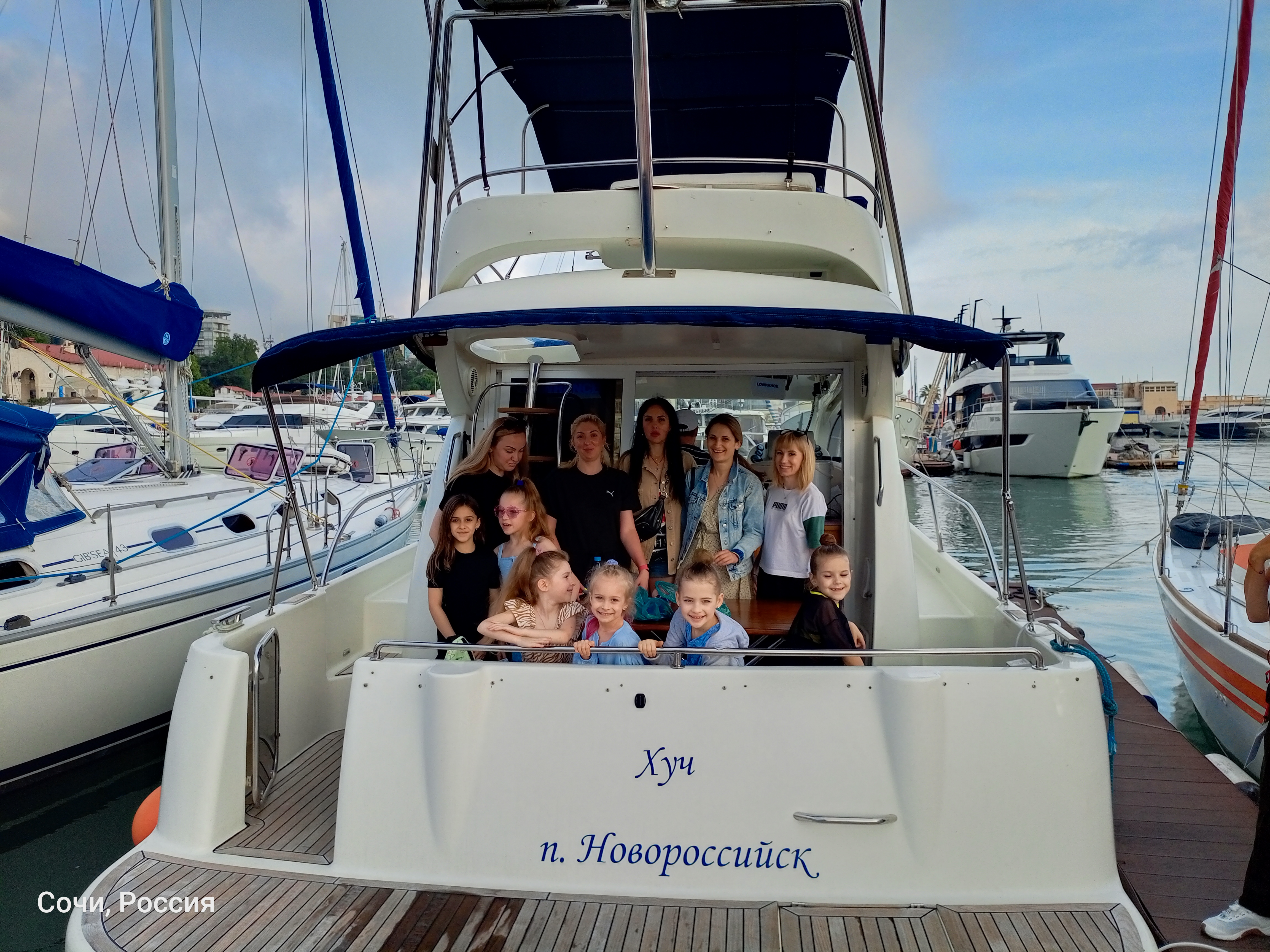 Погрузитесь в роскошь с арендой двухпалубной яхты в Сочи (49/97)