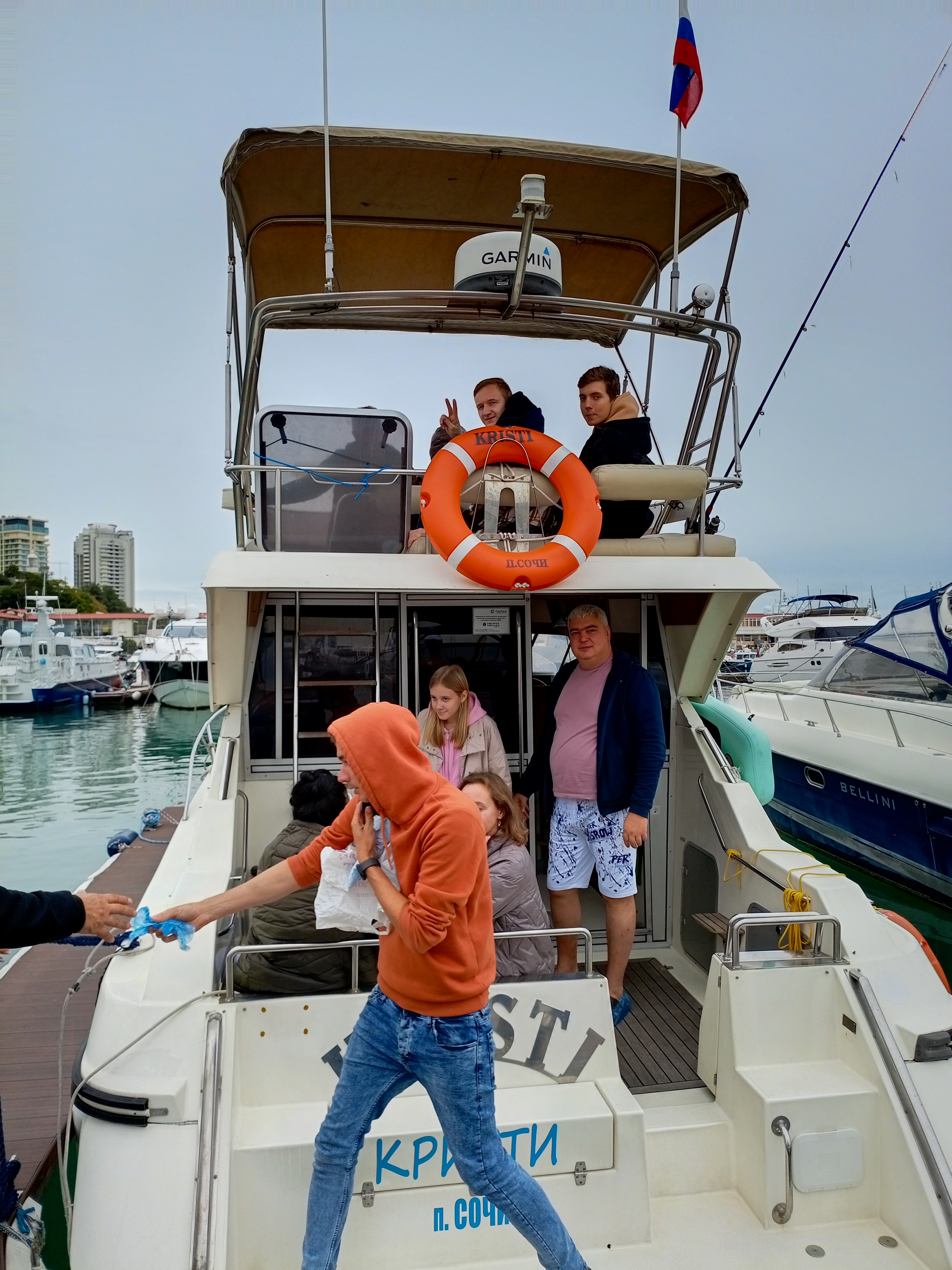 Погрузитесь в роскошь с арендой двухпалубной яхты в Сочи (38/97)