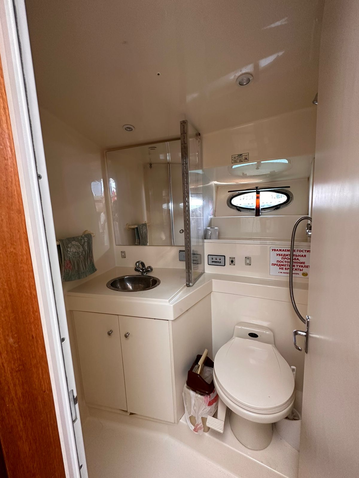 Погрузитесь в роскошь с арендой двухпалубной яхты в Сочи (16/97)