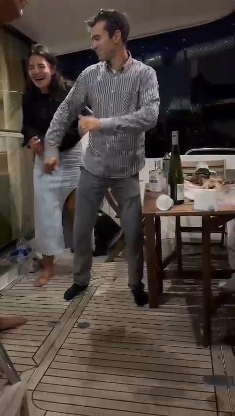 Погрузитесь в роскошь с арендой двухпалубной яхты в Сочи (87/97)