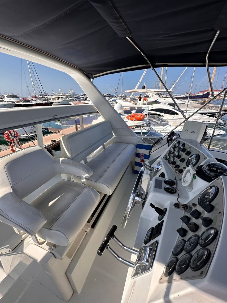 Погрузитесь в роскошь с арендой двухпалубной яхты в Сочи (21/97)