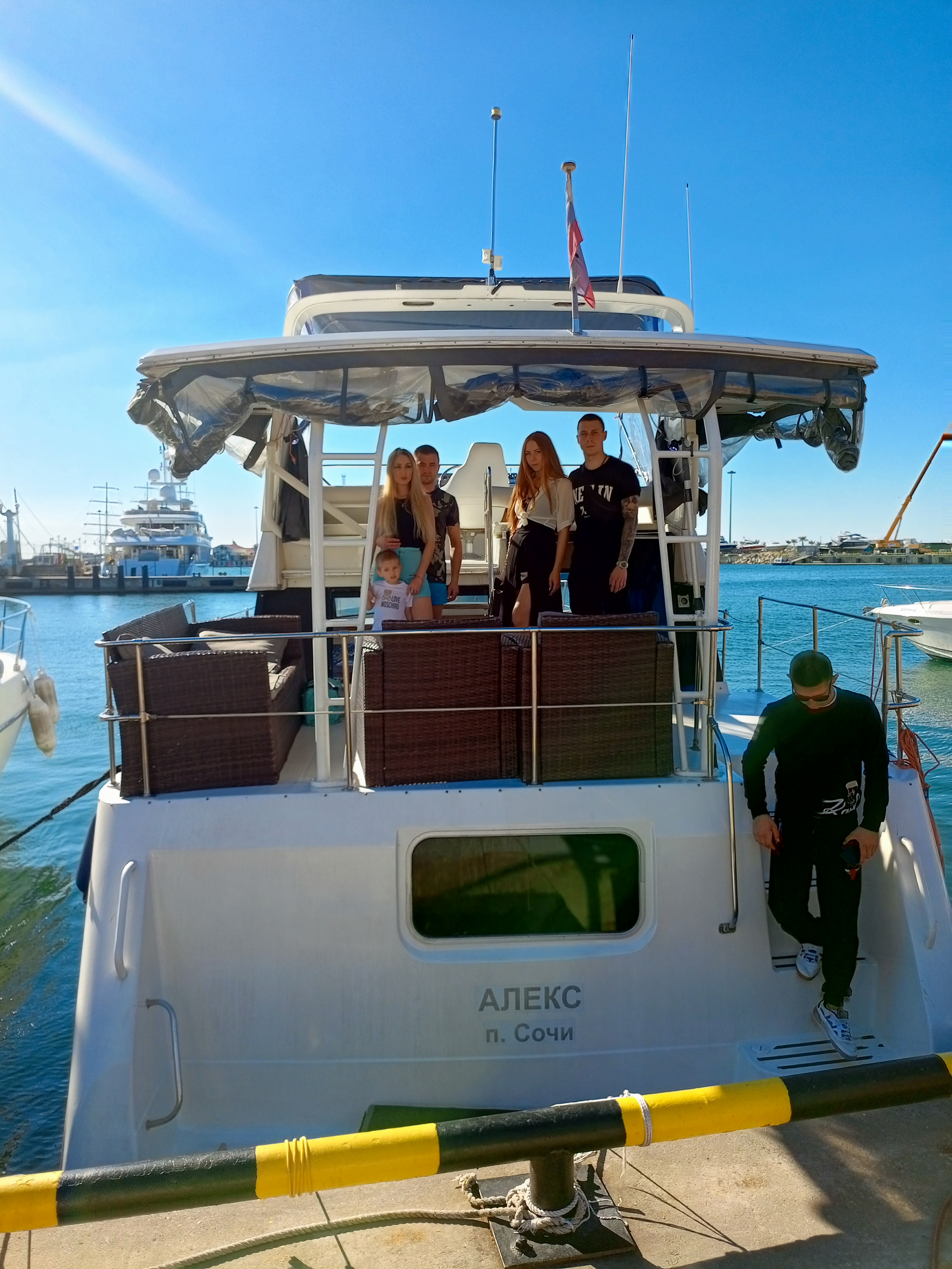 Погрузитесь в роскошь с арендой двухпалубной яхты в Сочи (40/97)