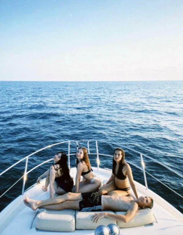 Погрузитесь в роскошь с арендой двухпалубной яхты в Сочи (57/97)