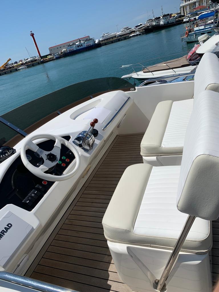 Погрузитесь в роскошь с арендой двухпалубной яхты в Сочи (35/97)