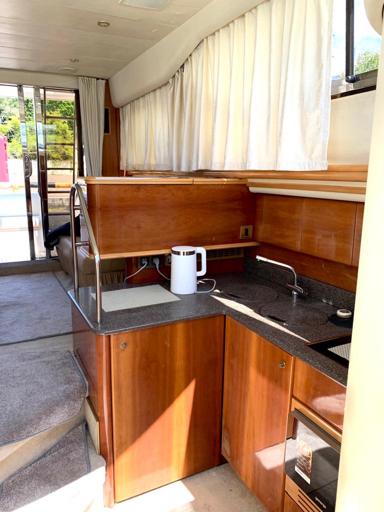 Погрузитесь в роскошь с арендой двухпалубной яхты в Сочи (34/97)