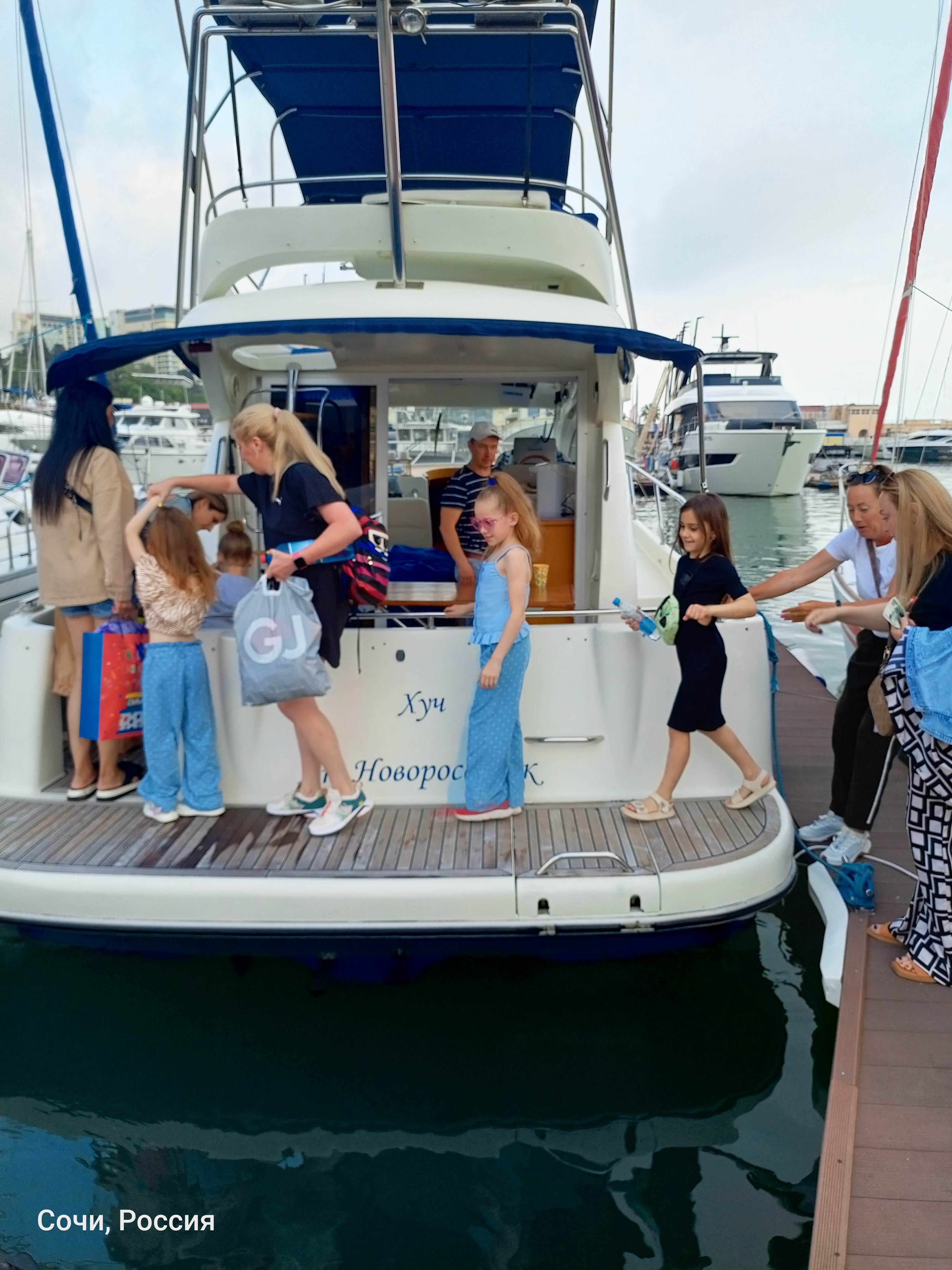 Погрузитесь в роскошь с арендой двухпалубной яхты в Сочи (52/97)