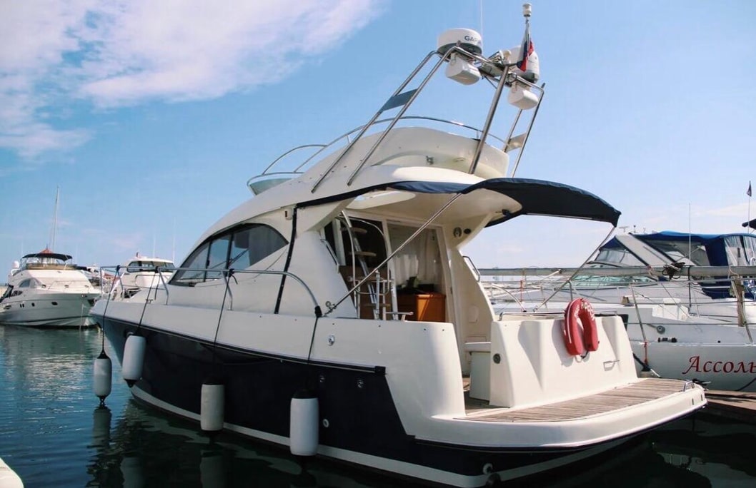 Погрузитесь в роскошь с арендой двухпалубной яхты в Сочи (10/97)