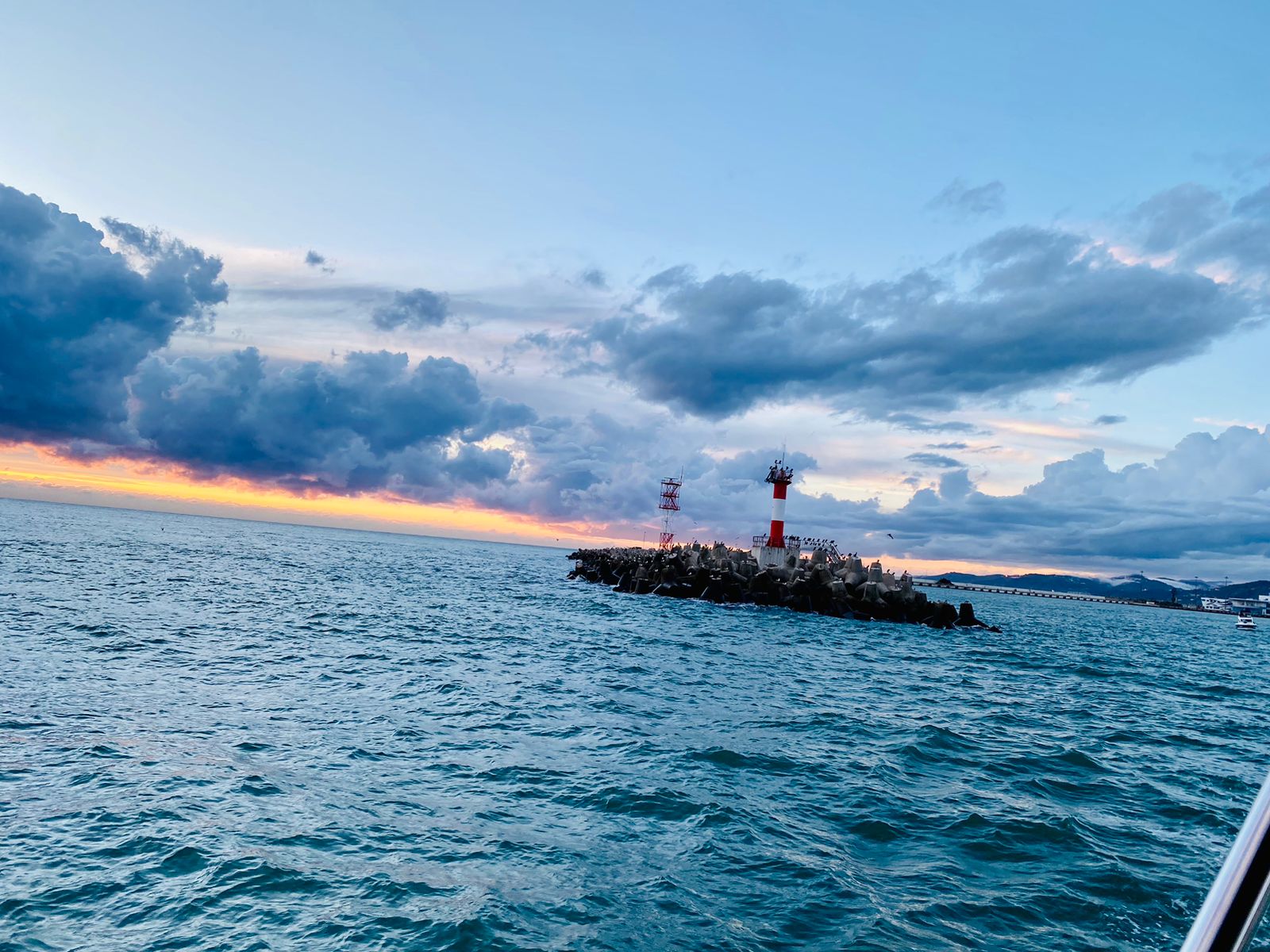 Погрузитесь в роскошь с арендой двухпалубной яхты в Сочи (83/97)