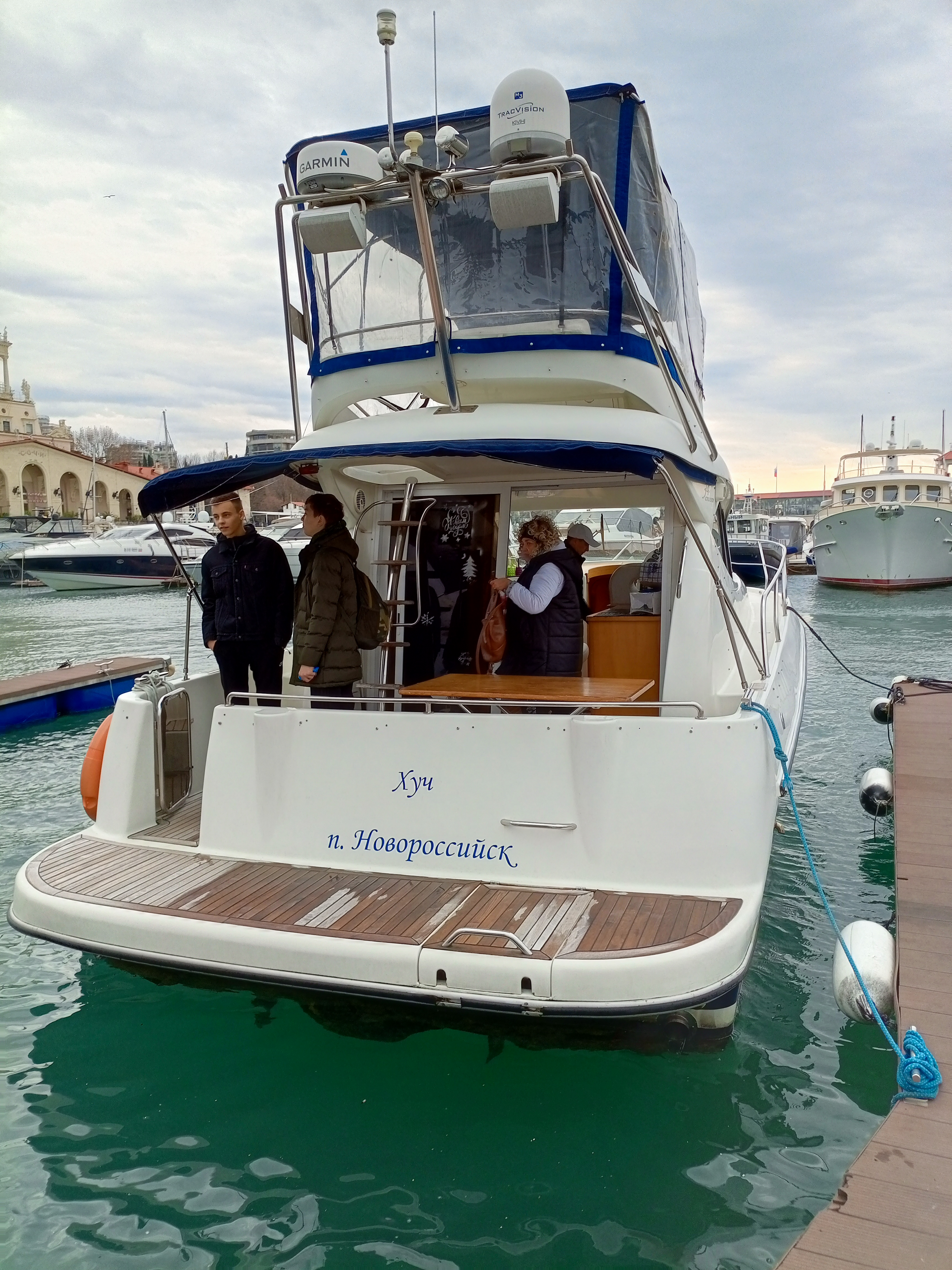 Погрузитесь в роскошь с арендой двухпалубной яхты в Сочи (46/97)