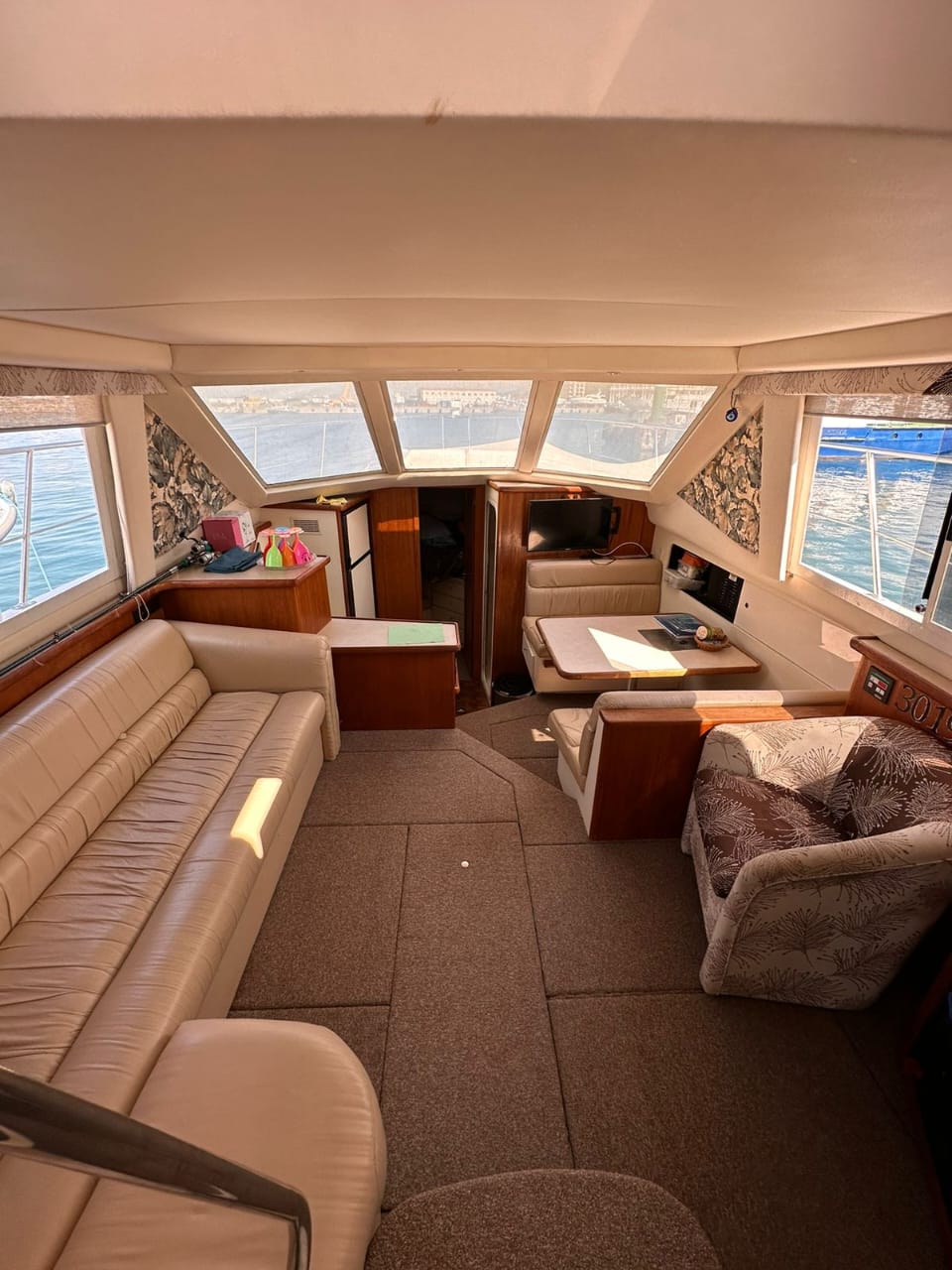 Погрузитесь в роскошь с арендой двухпалубной яхты в Сочи (11/97)