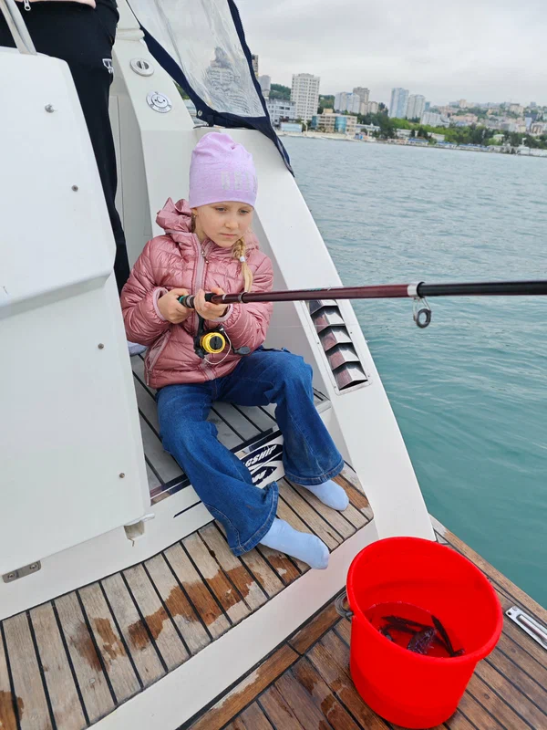 Погрузитесь в роскошь с арендой двухпалубной яхты в Сочи (77/97)