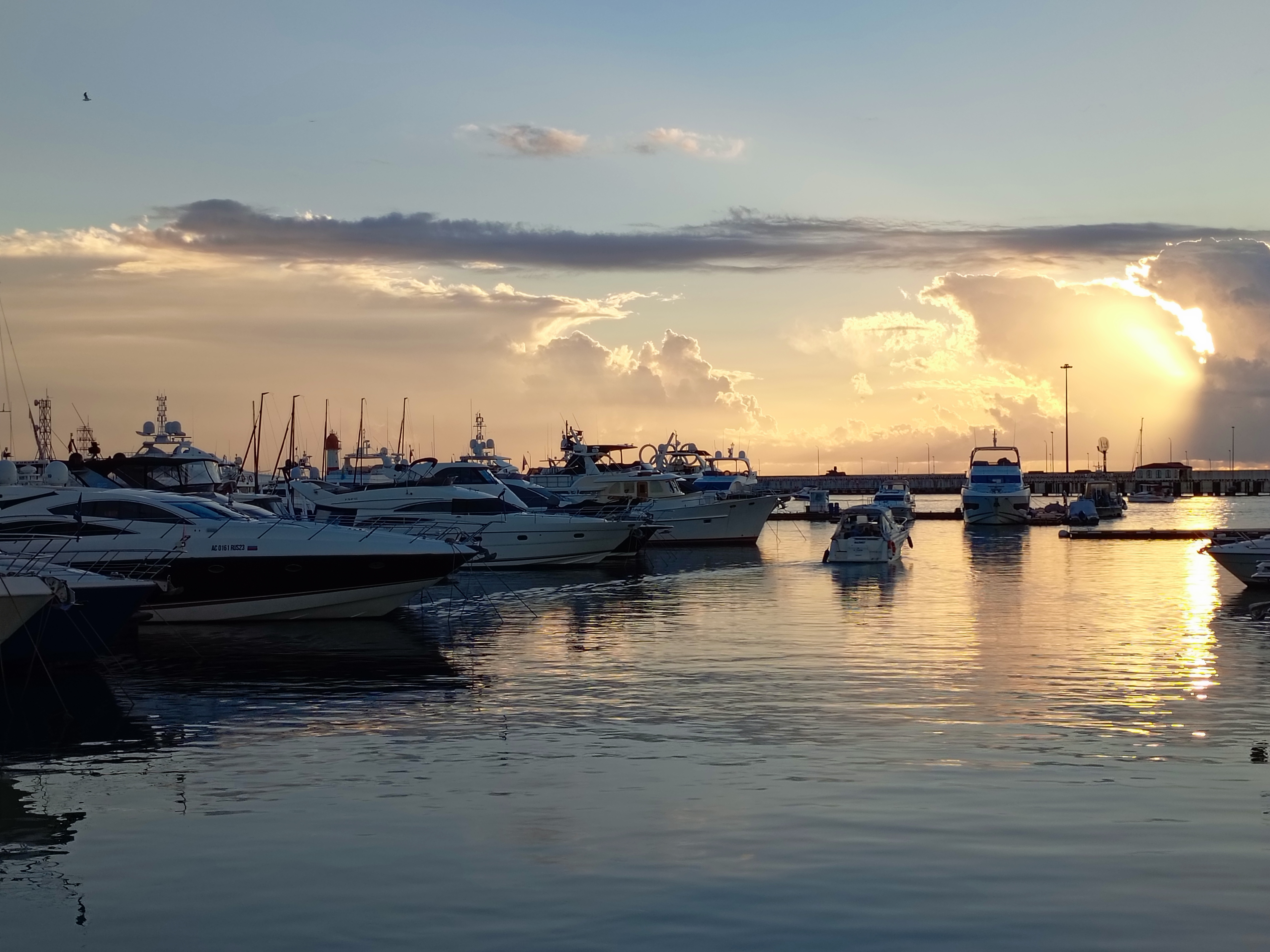 Погрузитесь в роскошь с арендой двухпалубной яхты в Сочи (37/97)