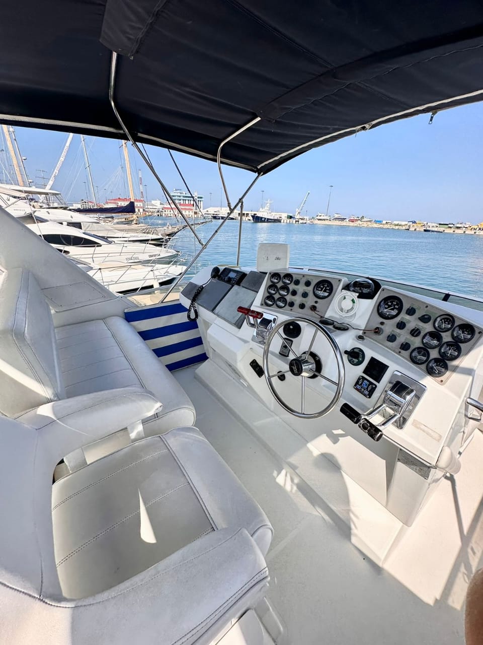 Погрузитесь в роскошь с арендой двухпалубной яхты в Сочи (15/97)