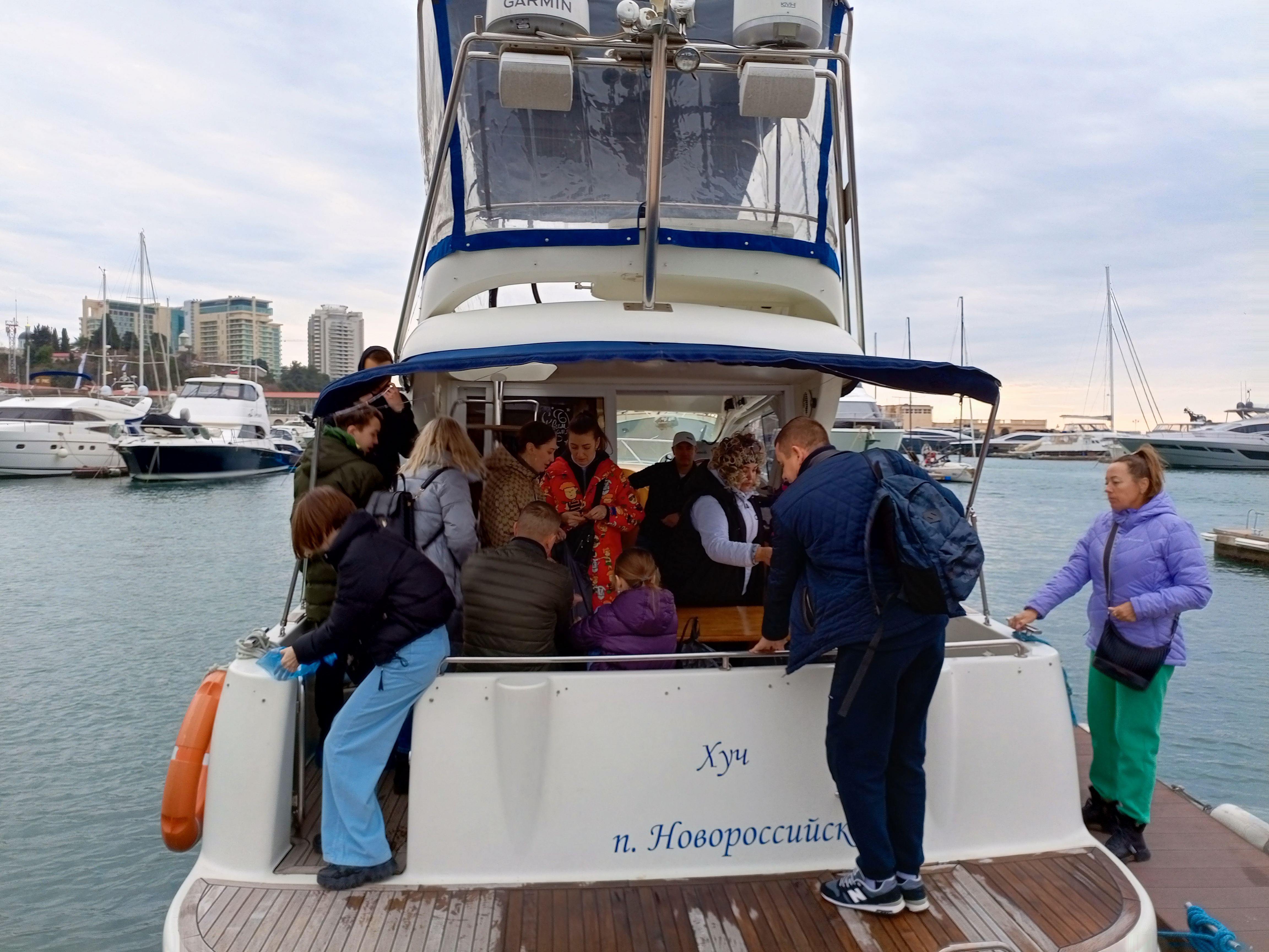 Погрузитесь в роскошь с арендой двухпалубной яхты в Сочи (44/97)