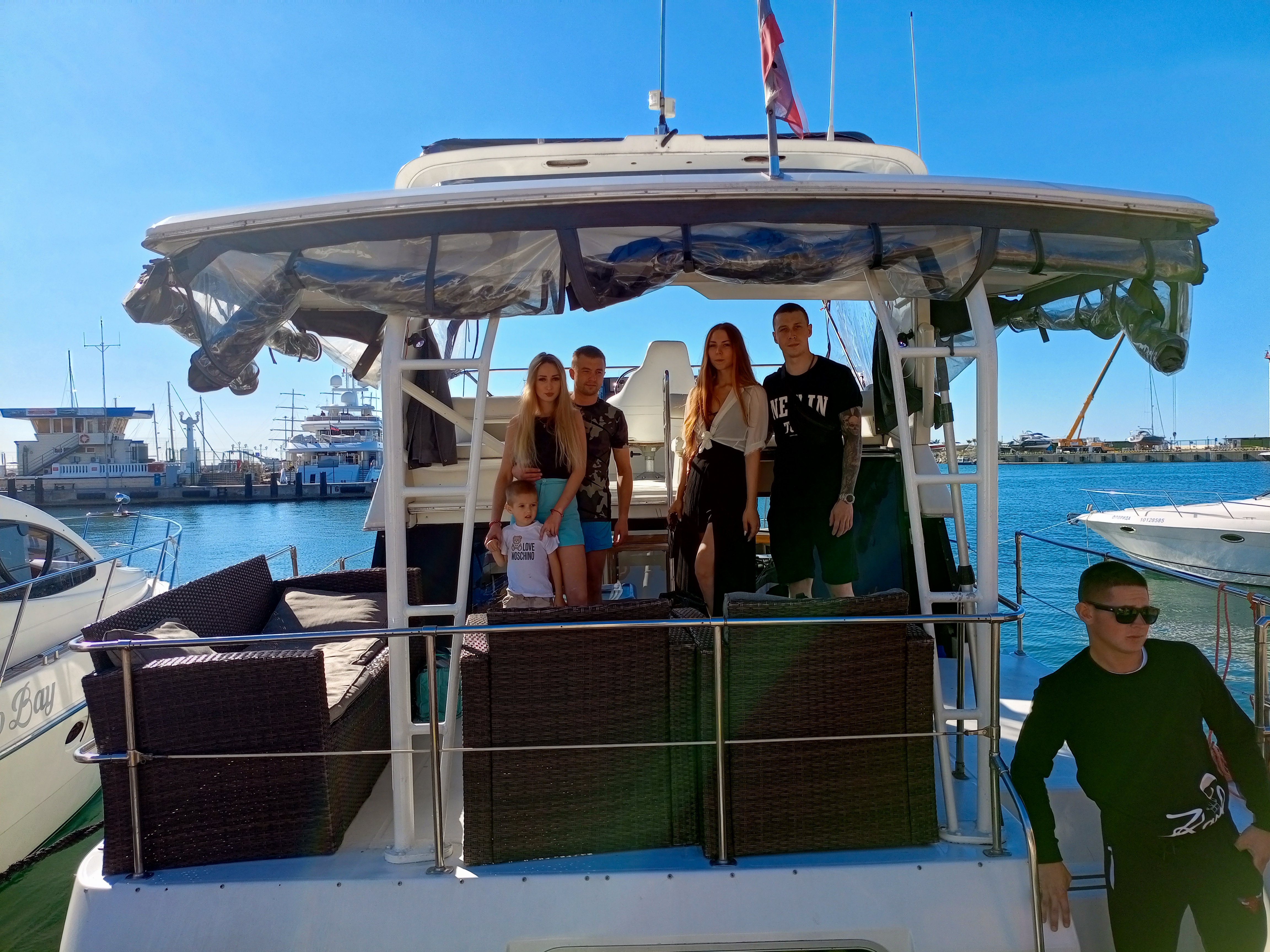 Погрузитесь в роскошь с арендой двухпалубной яхты в Сочи (41/97)