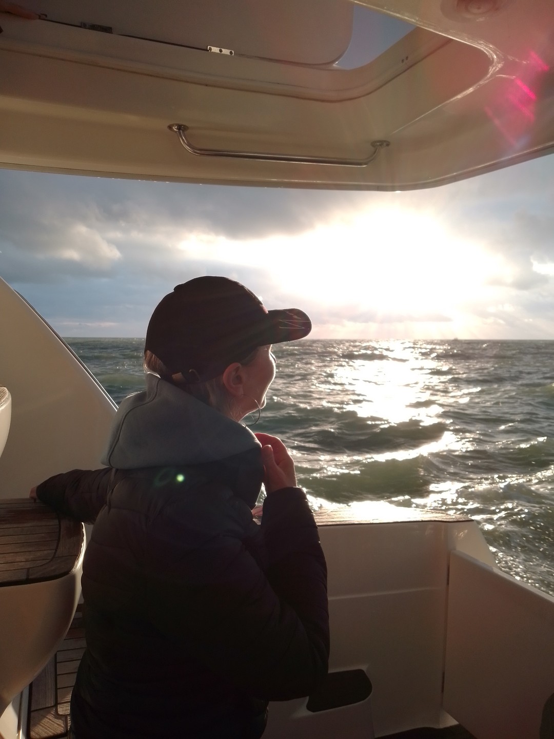 Погрузитесь в роскошь с арендой двухпалубной яхты в Сочи (67/97)