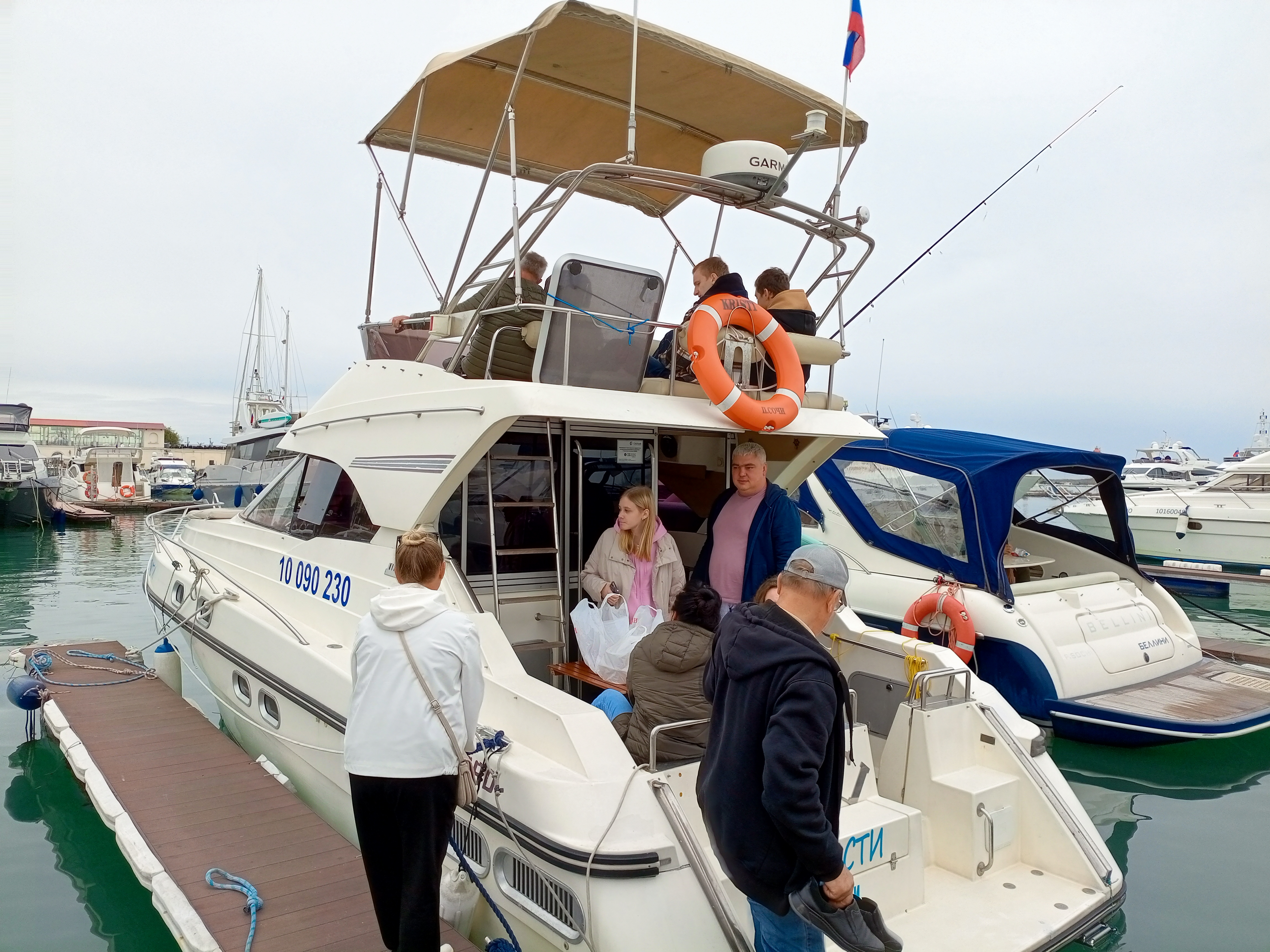 Погрузитесь в роскошь с арендой двухпалубной яхты в Сочи (39/97)