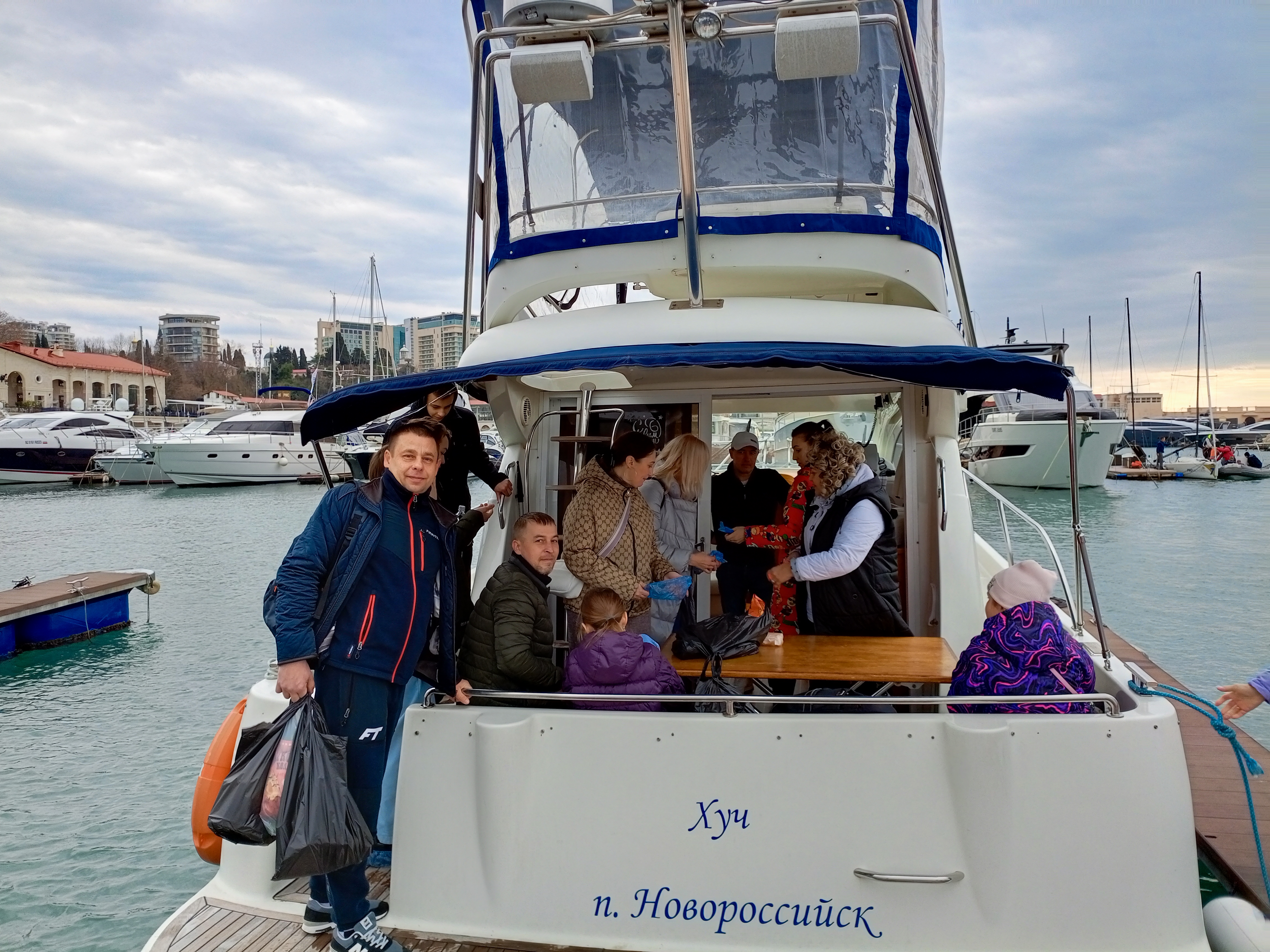 Погрузитесь в роскошь с арендой двухпалубной яхты в Сочи (48/97)