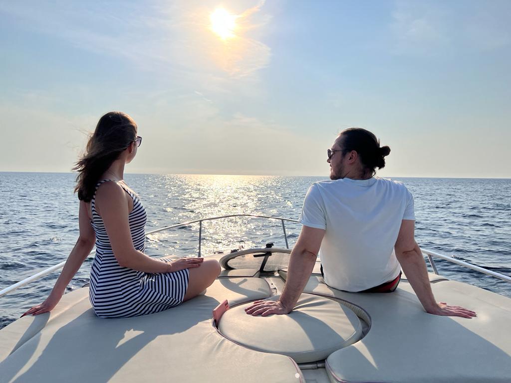 Погрузитесь в роскошь с арендой двухпалубной яхты в Сочи (56/97)