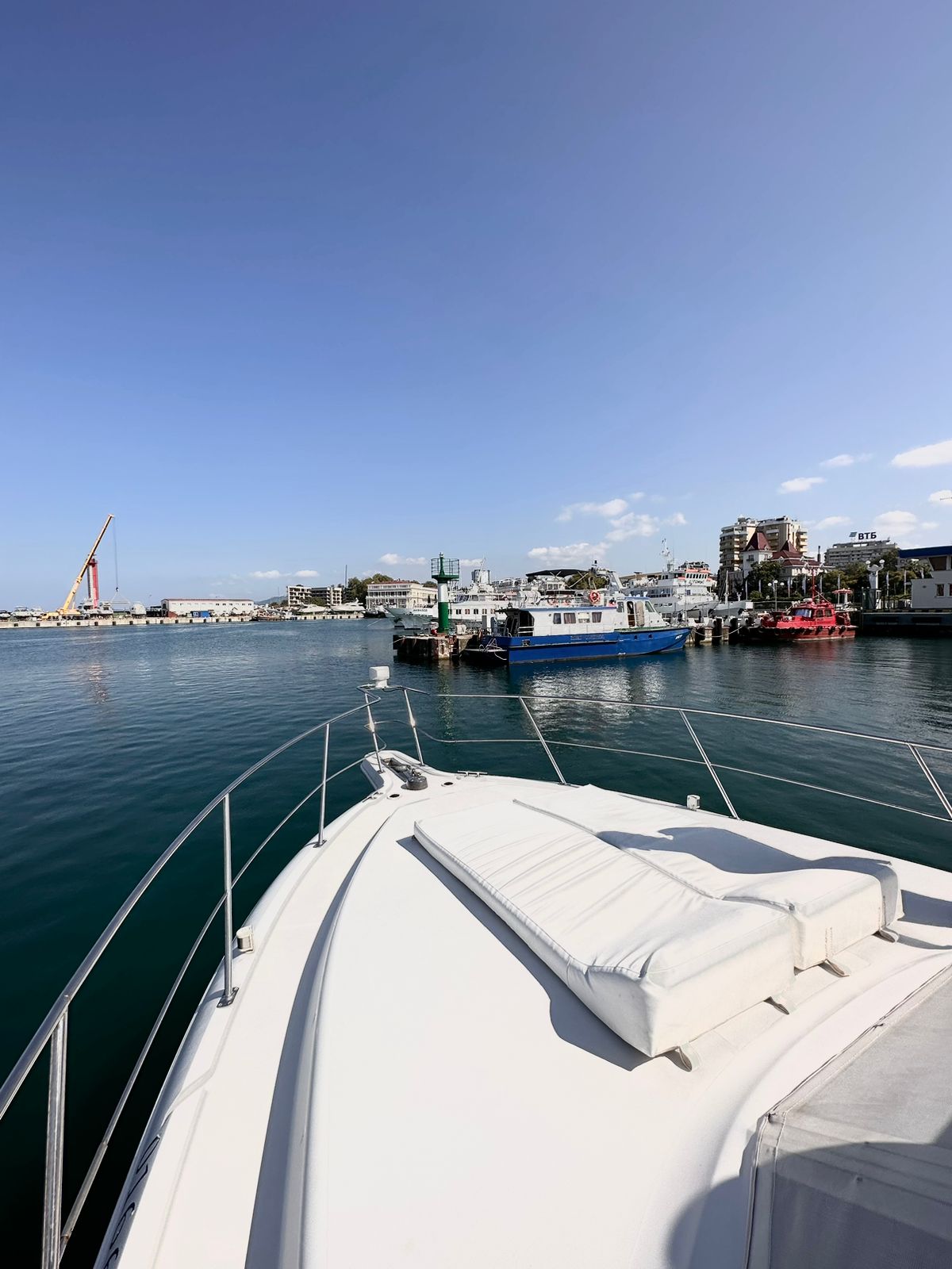 Погрузитесь в роскошь с арендой двухпалубной яхты в Сочи (17/97)