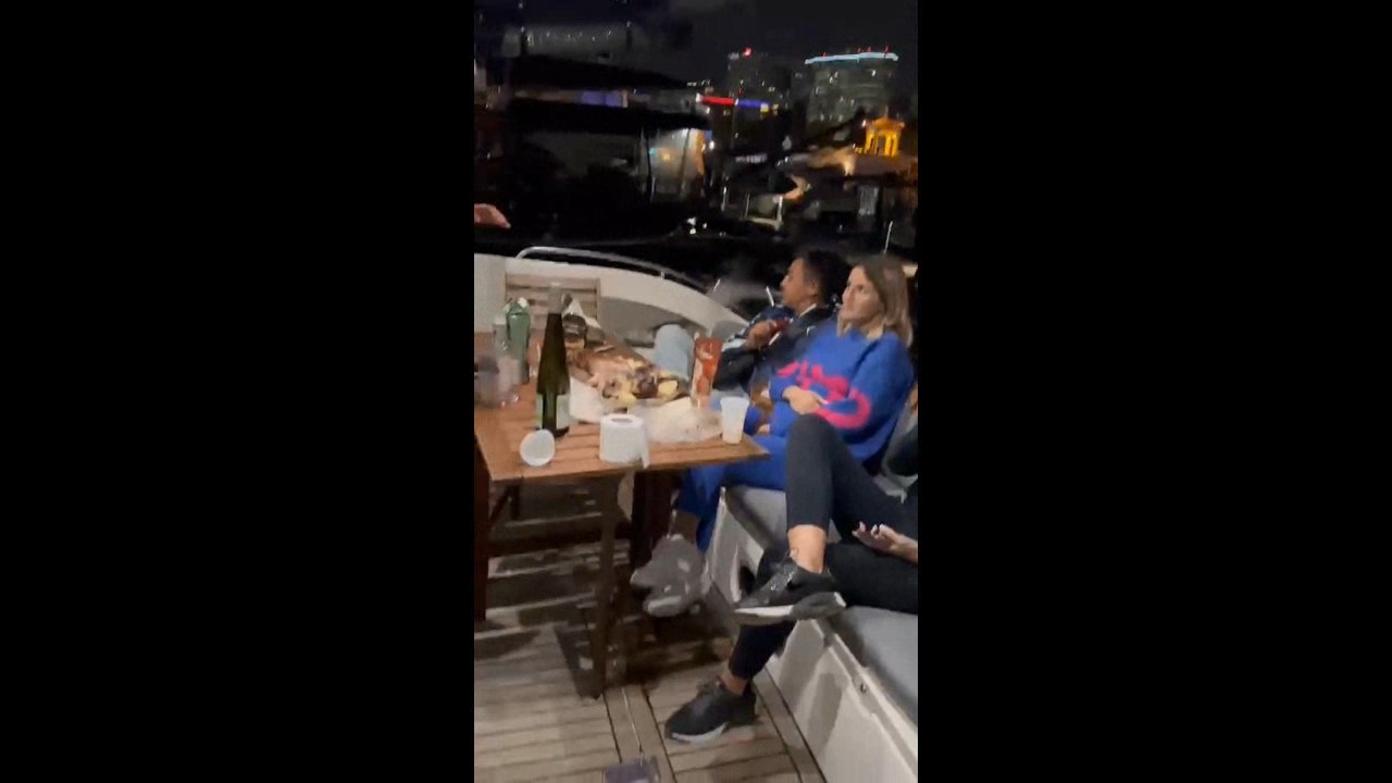 Погрузитесь в роскошь с арендой двухпалубной яхты в Сочи (84/97)