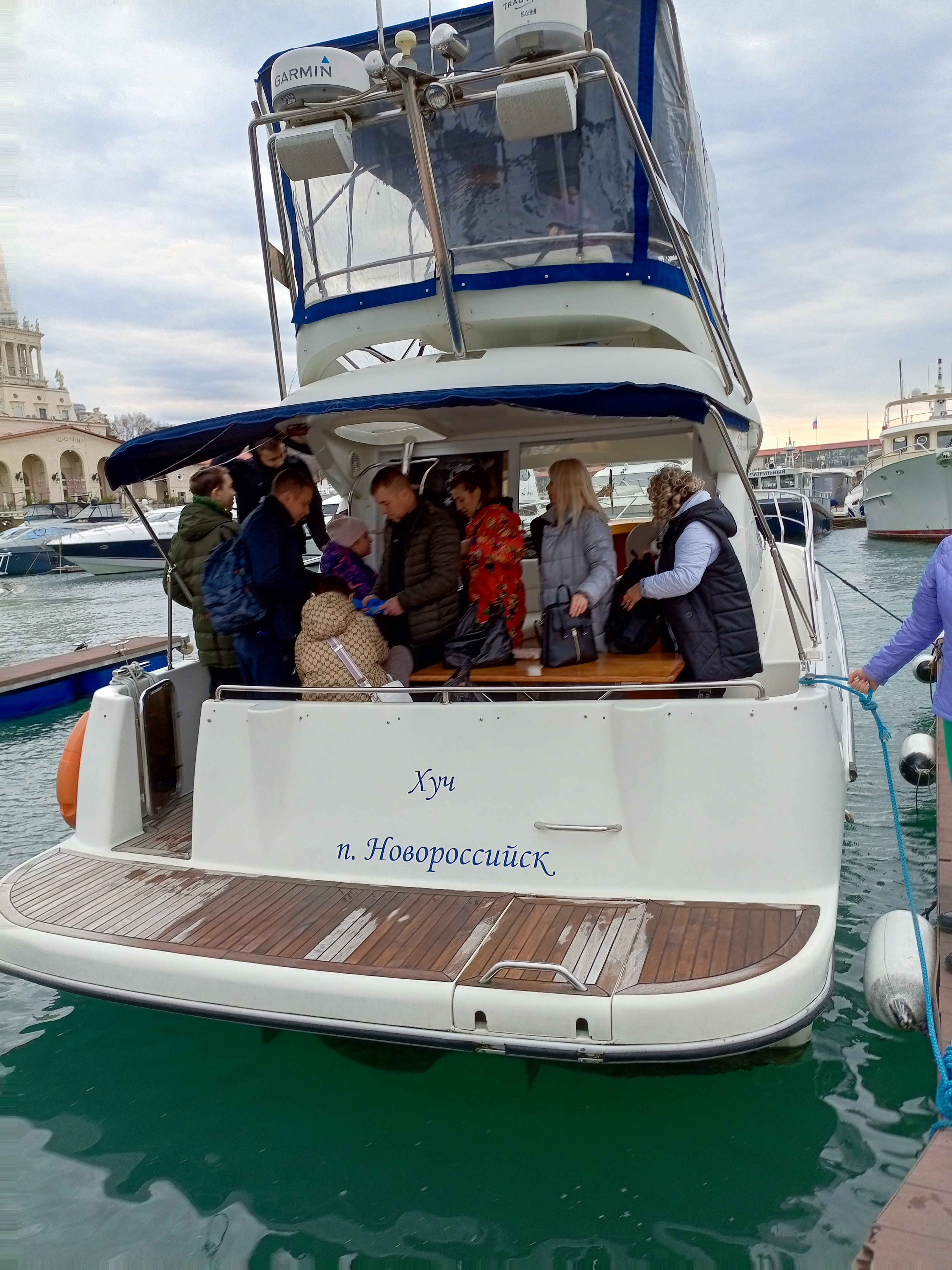 Погрузитесь в роскошь с арендой двухпалубной яхты в Сочи (47/97)