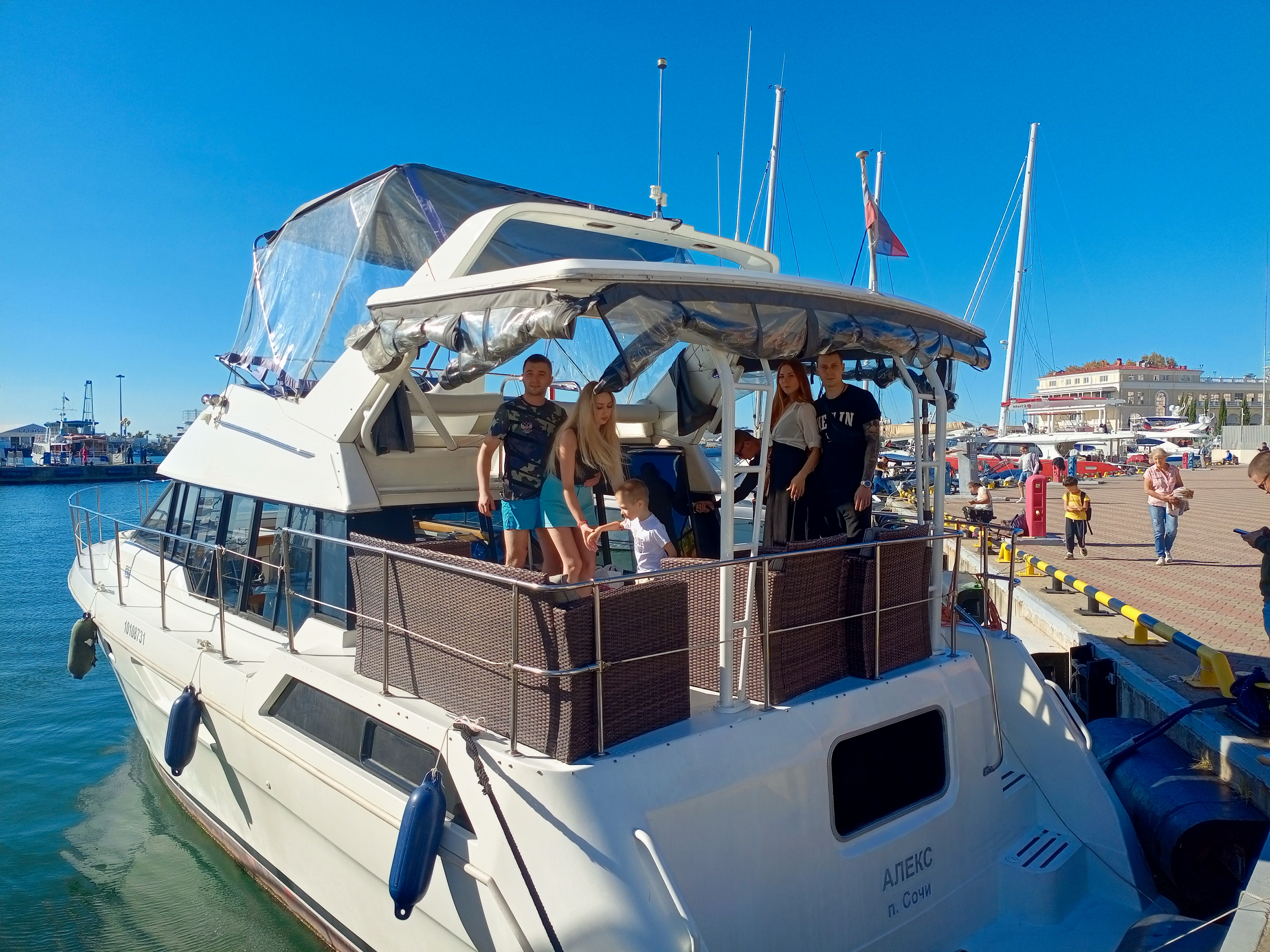 Погрузитесь в роскошь с арендой двухпалубной яхты в Сочи (42/97)