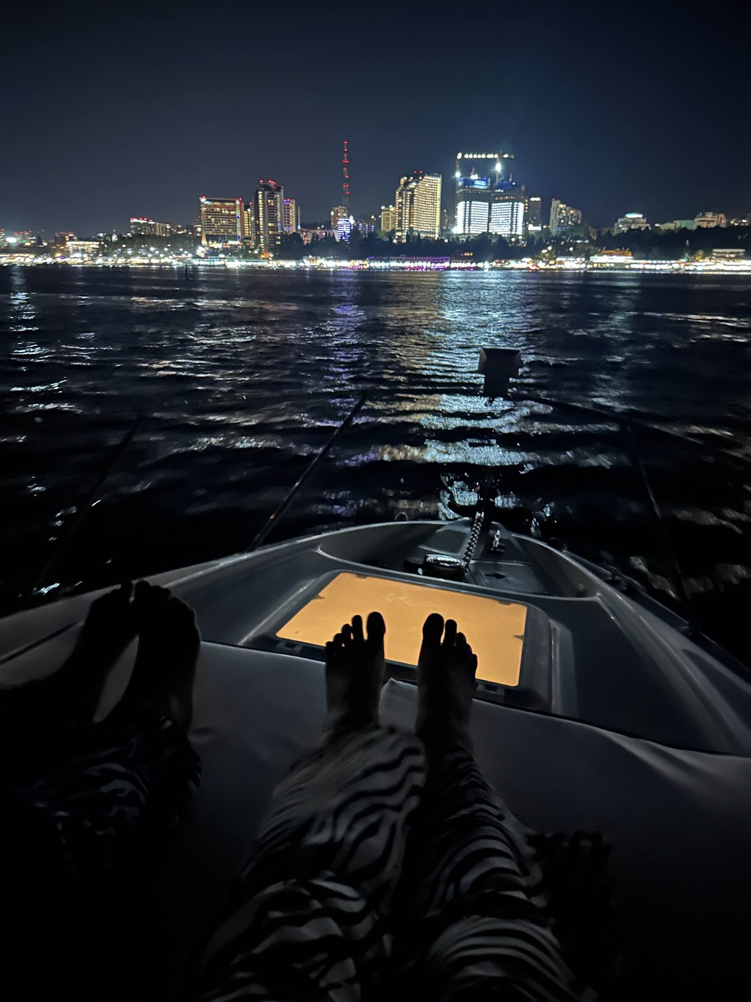 Погрузитесь в роскошь с арендой двухпалубной яхты в Сочи (58/97)