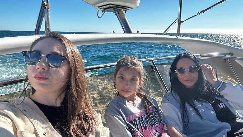 Погрузитесь в роскошь с арендой двухпалубной яхты в Сочи (86/97)