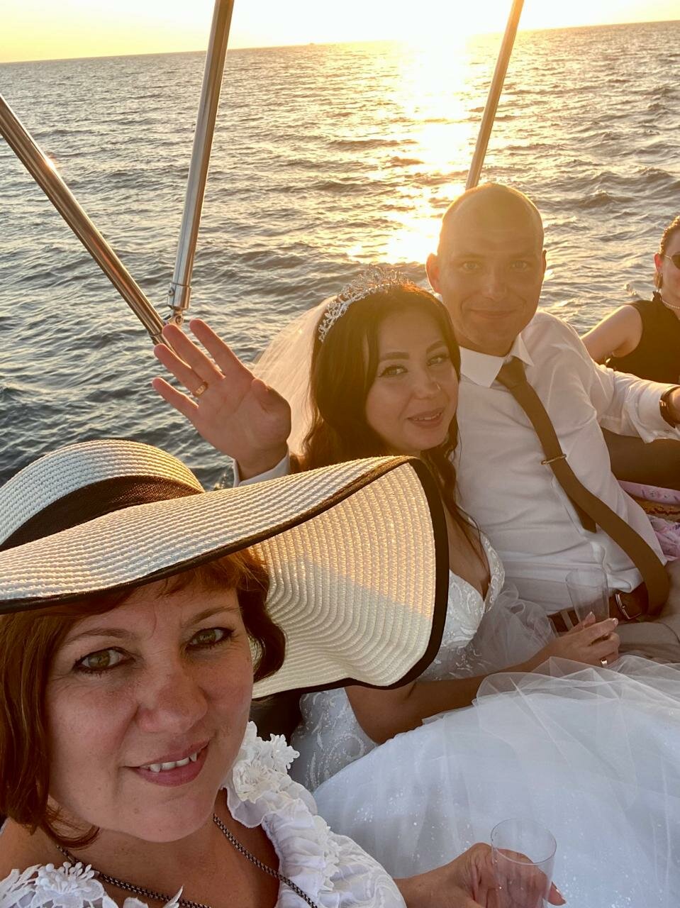 Погрузитесь в роскошь с арендой двухпалубной яхты в Сочи (81/97)