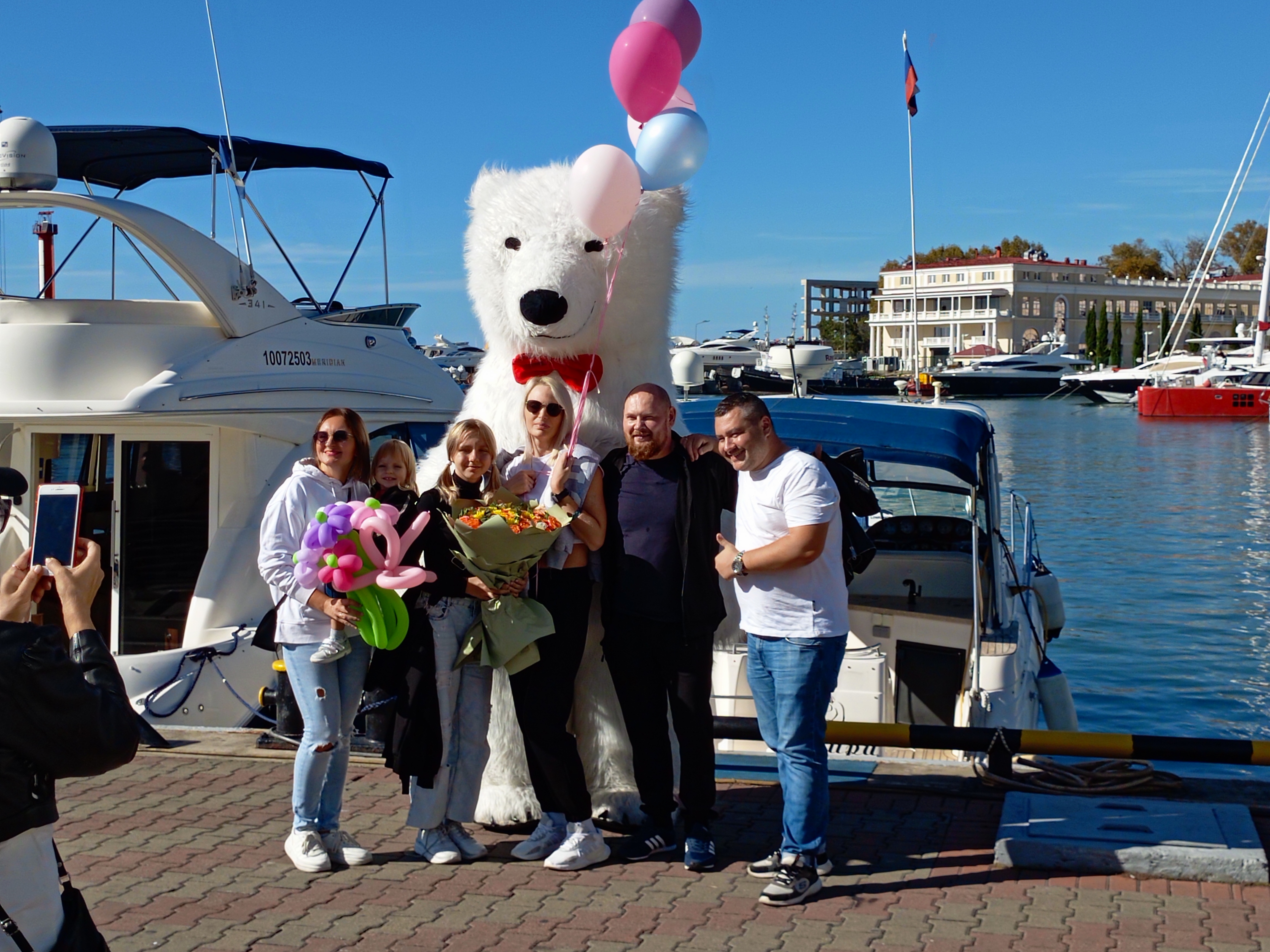 Погрузитесь в роскошь с арендой двухпалубной яхты в Сочи (76/97)