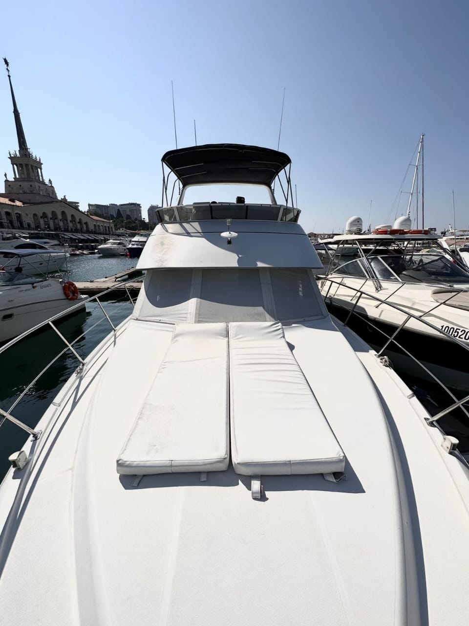 Погрузитесь в роскошь с арендой двухпалубной яхты в Сочи (14/97)