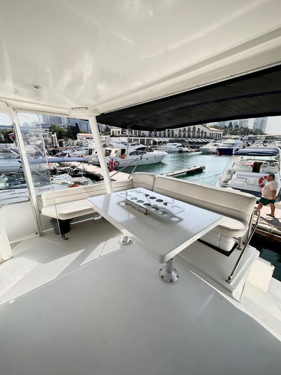 Погрузитесь в роскошь с арендой двухпалубной яхты в Сочи (20/97)