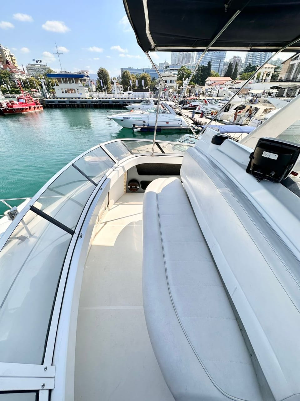 Погрузитесь в роскошь с арендой двухпалубной яхты в Сочи (19/97)