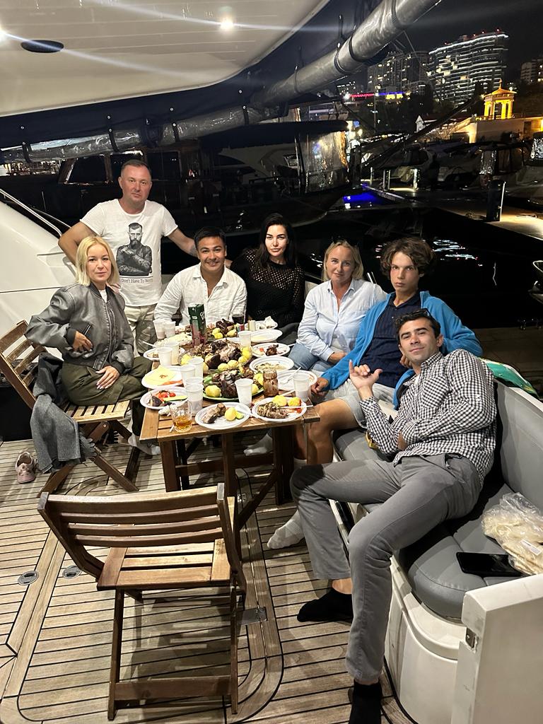 Погрузитесь в роскошь с арендой двухпалубной яхты в Сочи (78/97)