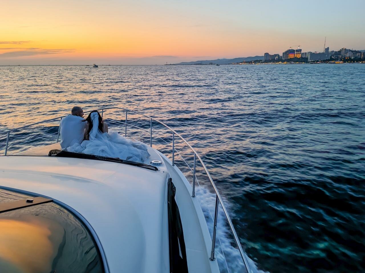 Морская Vip прогулка с арендой роскошной, моторной, двухпалубной Vip яхты (40/48)