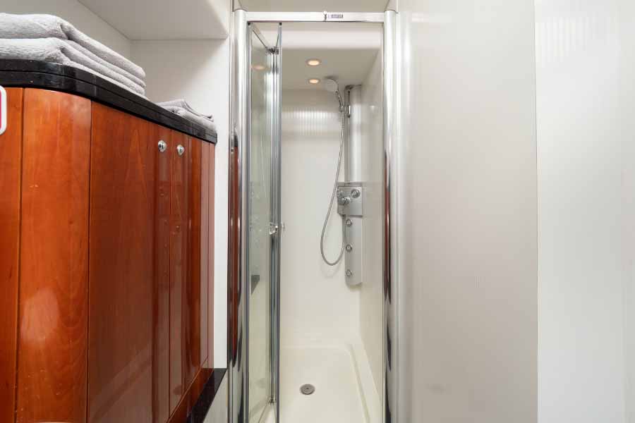 Морская Vip прогулка с арендой роскошной, моторной, двухпалубной Vip яхты (25/48)