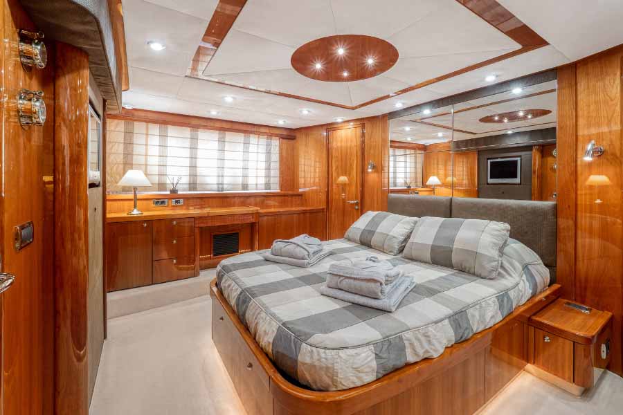 Морская Vip прогулка с арендой роскошной, моторной, двухпалубной Vip яхты (22/48)