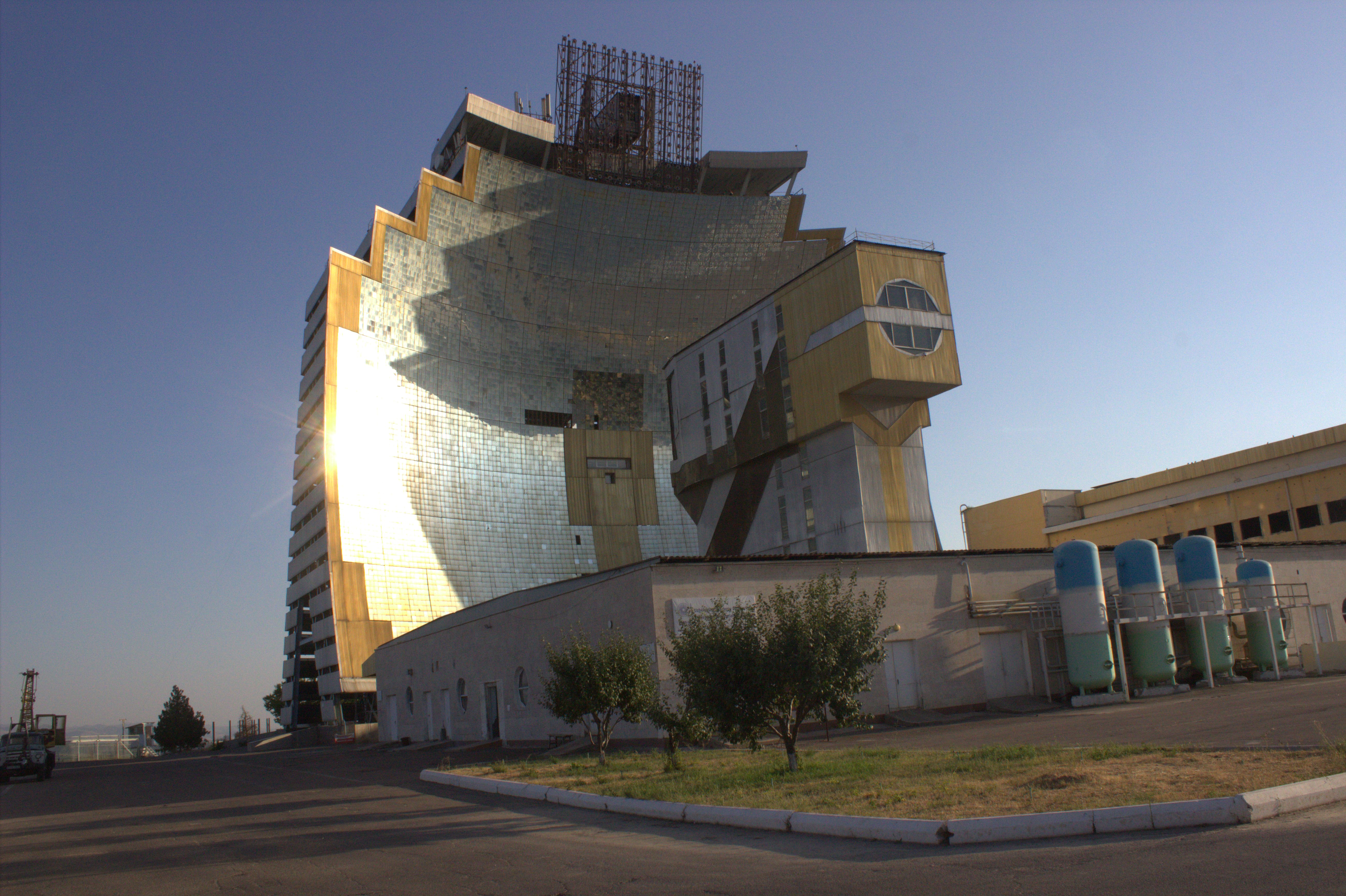 Паркентская радуга: от солнечных комплексов до виноградников (2/15)