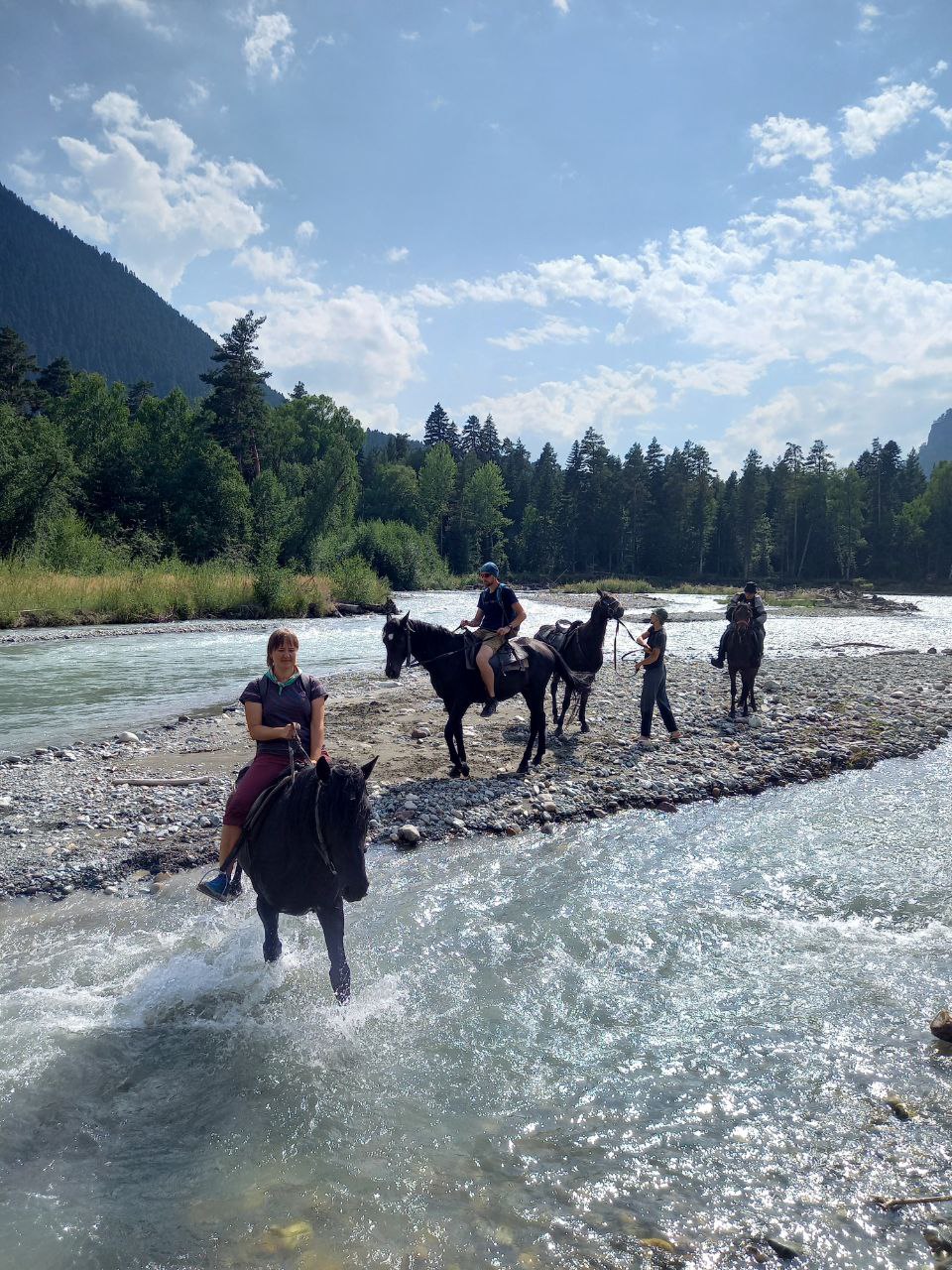 Прогулка на лошадях и рафтинг