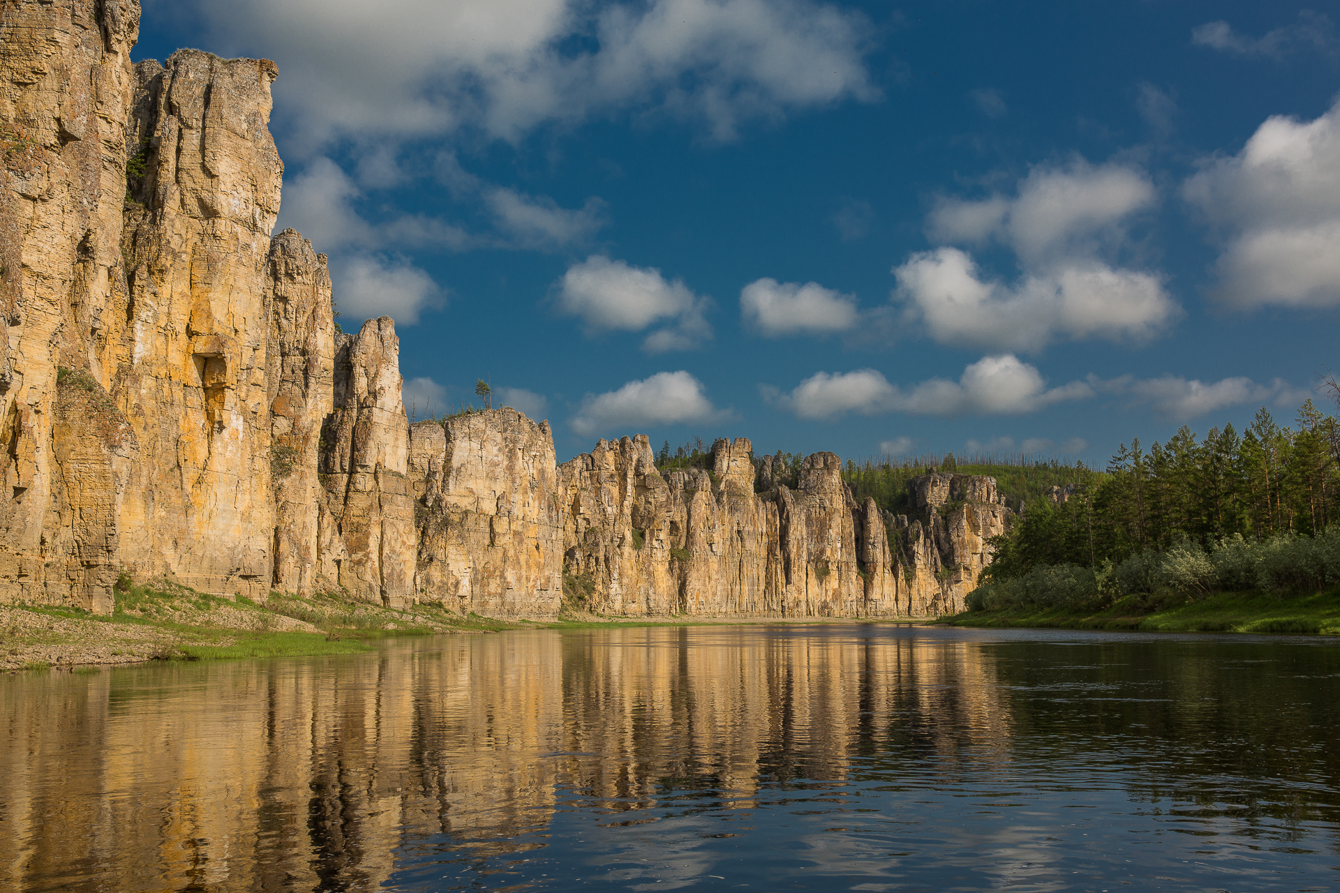 Золотые скалы реки Синяя. Синские и Ленские Столбы (4/12)