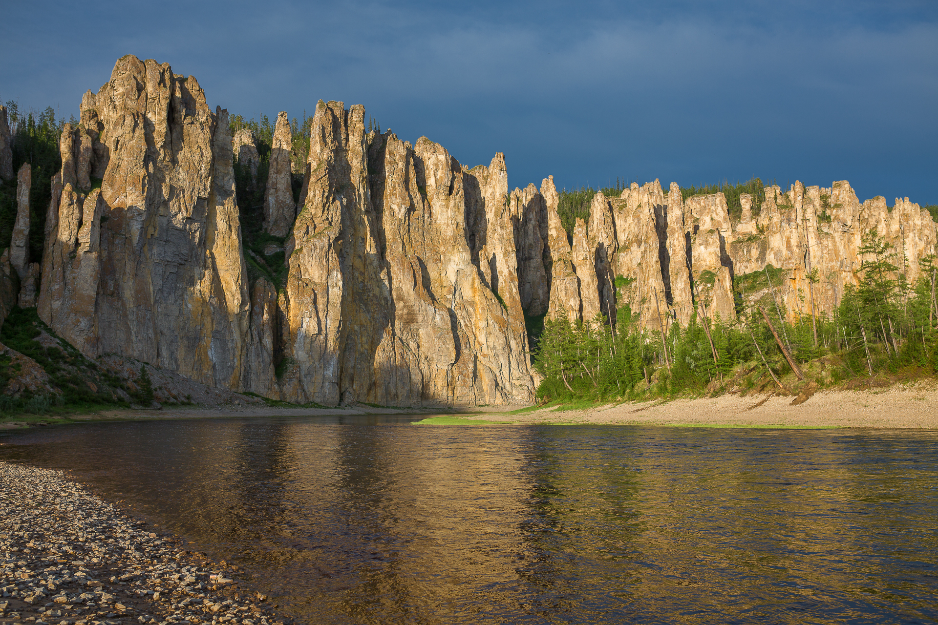 Золотые скалы реки Синяя. Синские и Ленские Столбы (7/12)
