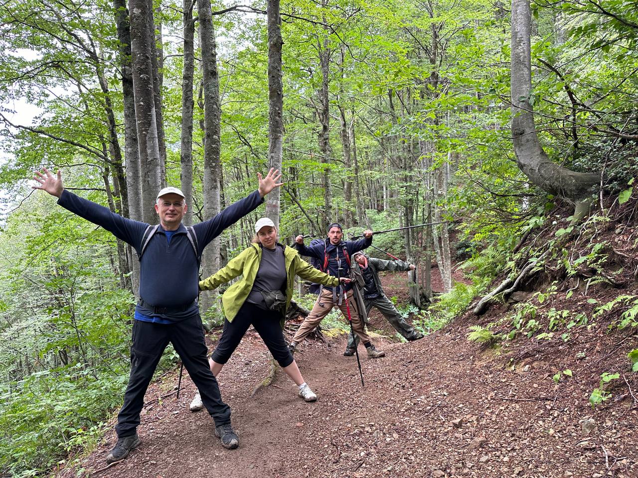 Спуск к приюту Бабук-Аул, переезд на внедорожниках
